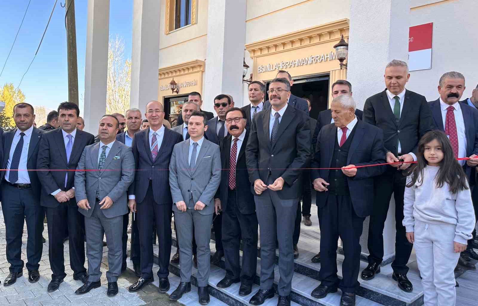 Yüksekova’da 1500 kişilik cami ibadete açıldı