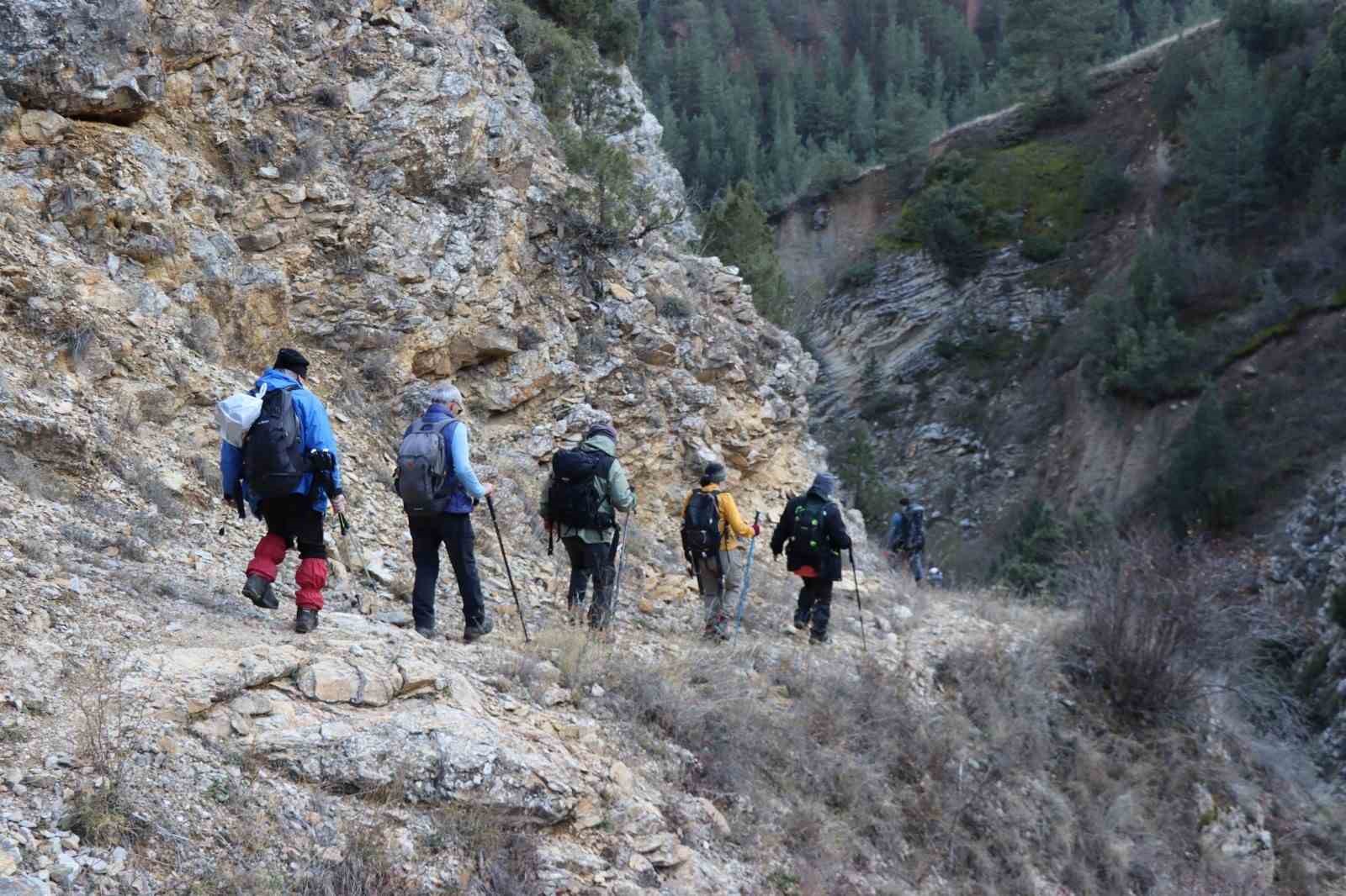 Doğaseverler kar ve sis altında yürüdü