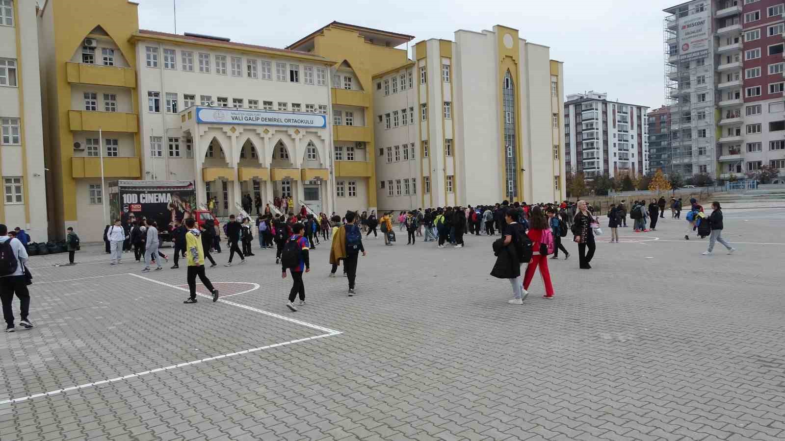 Depremlerde iki kardeşini kaybeden Yunus öğretmen adaletin tecelli etmesini bekliyor