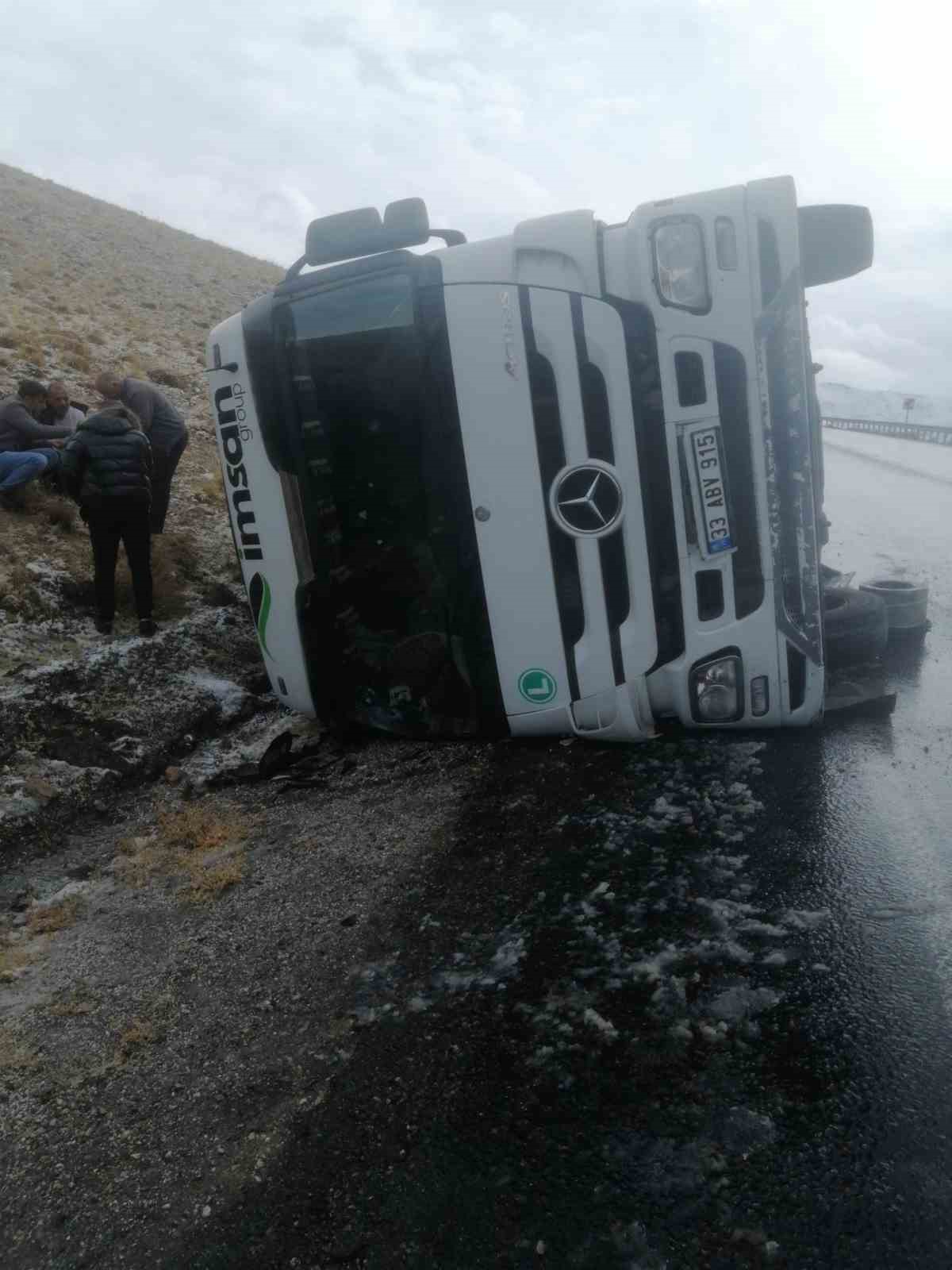 Başkale yolunda tır devrildi: 1 yaralı