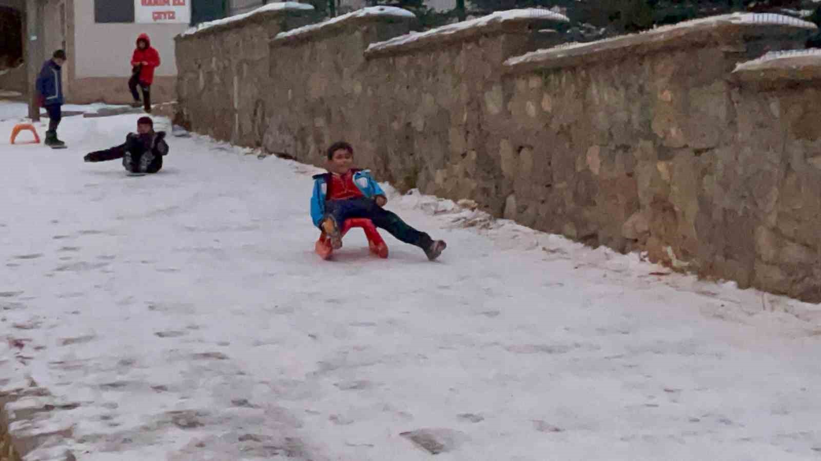 Sarıkamış’ta çocukların düşe kalka kızak keyfi