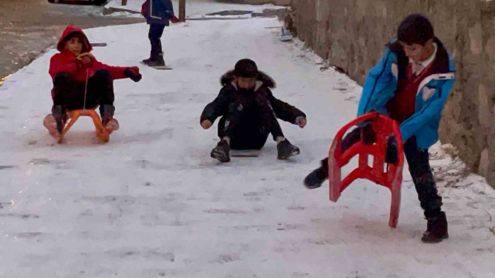 Sarıkamış’ta çocukların düşe kalka kızak keyfi