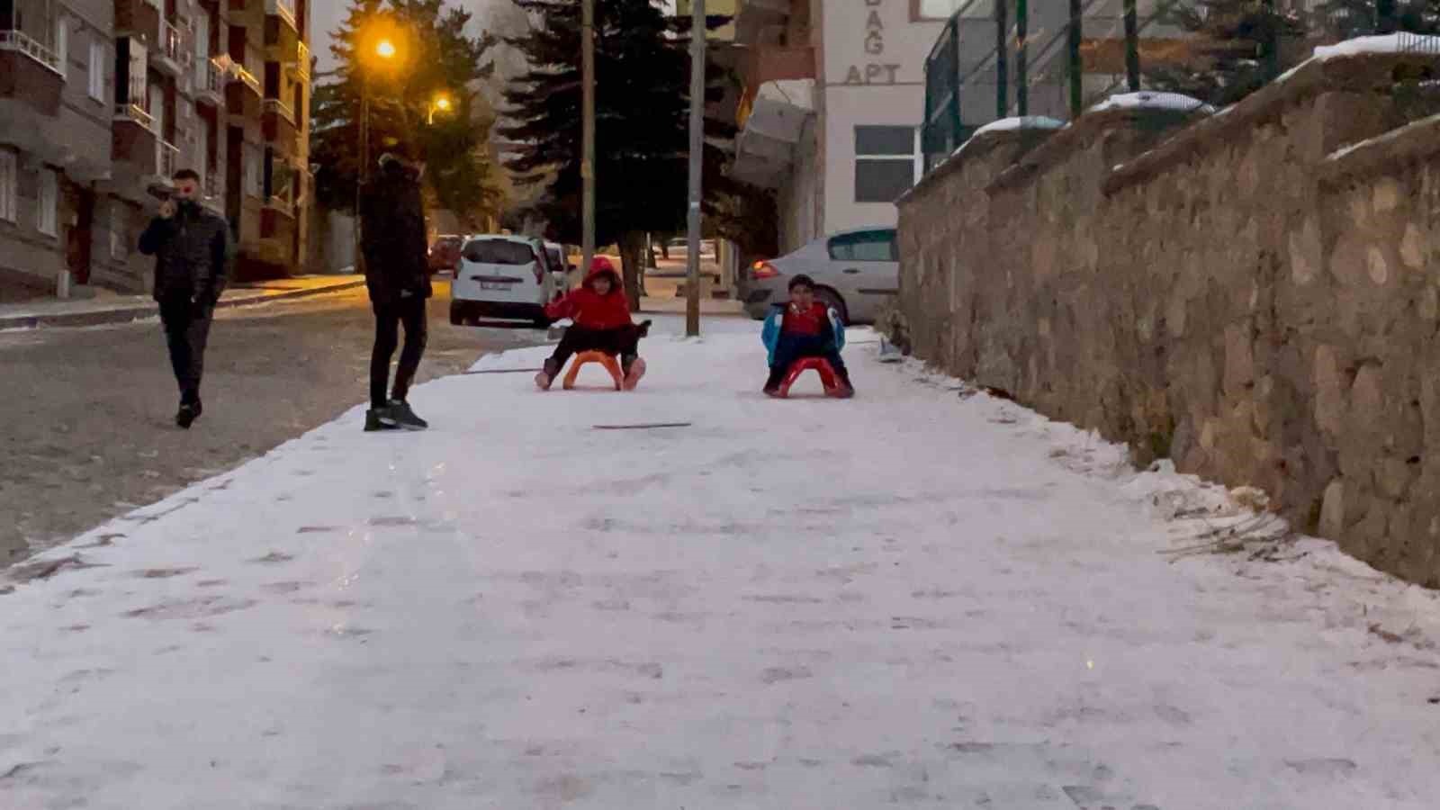 Sarıkamış’ta çocukların düşe kalka kızak keyfi