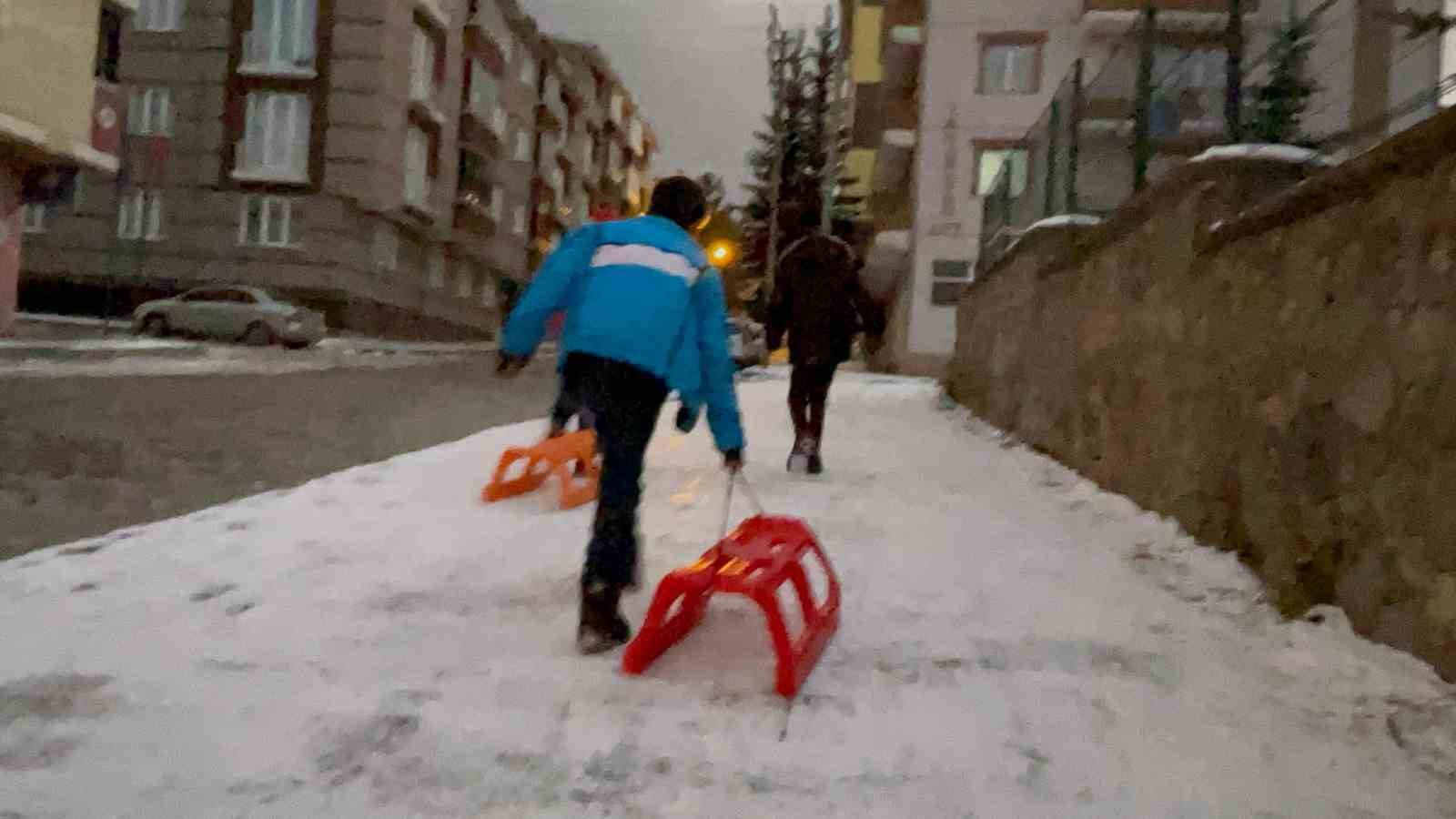 Sarıkamış’ta çocukların düşe kalka kızak keyfi