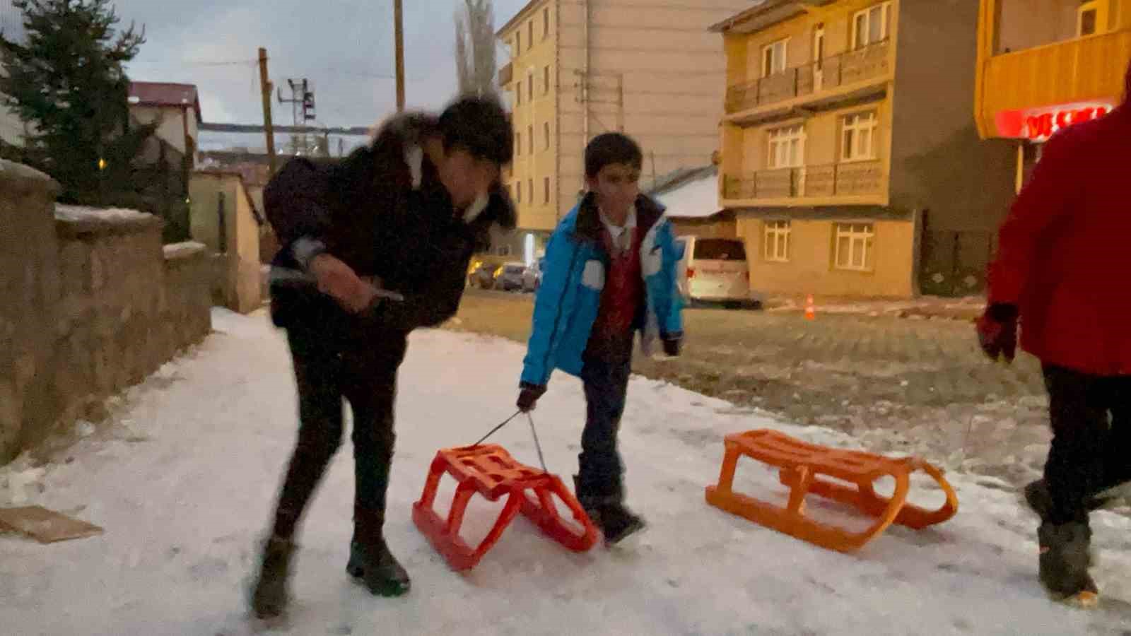 Sarıkamış’ta çocukların düşe kalka kızak keyfi