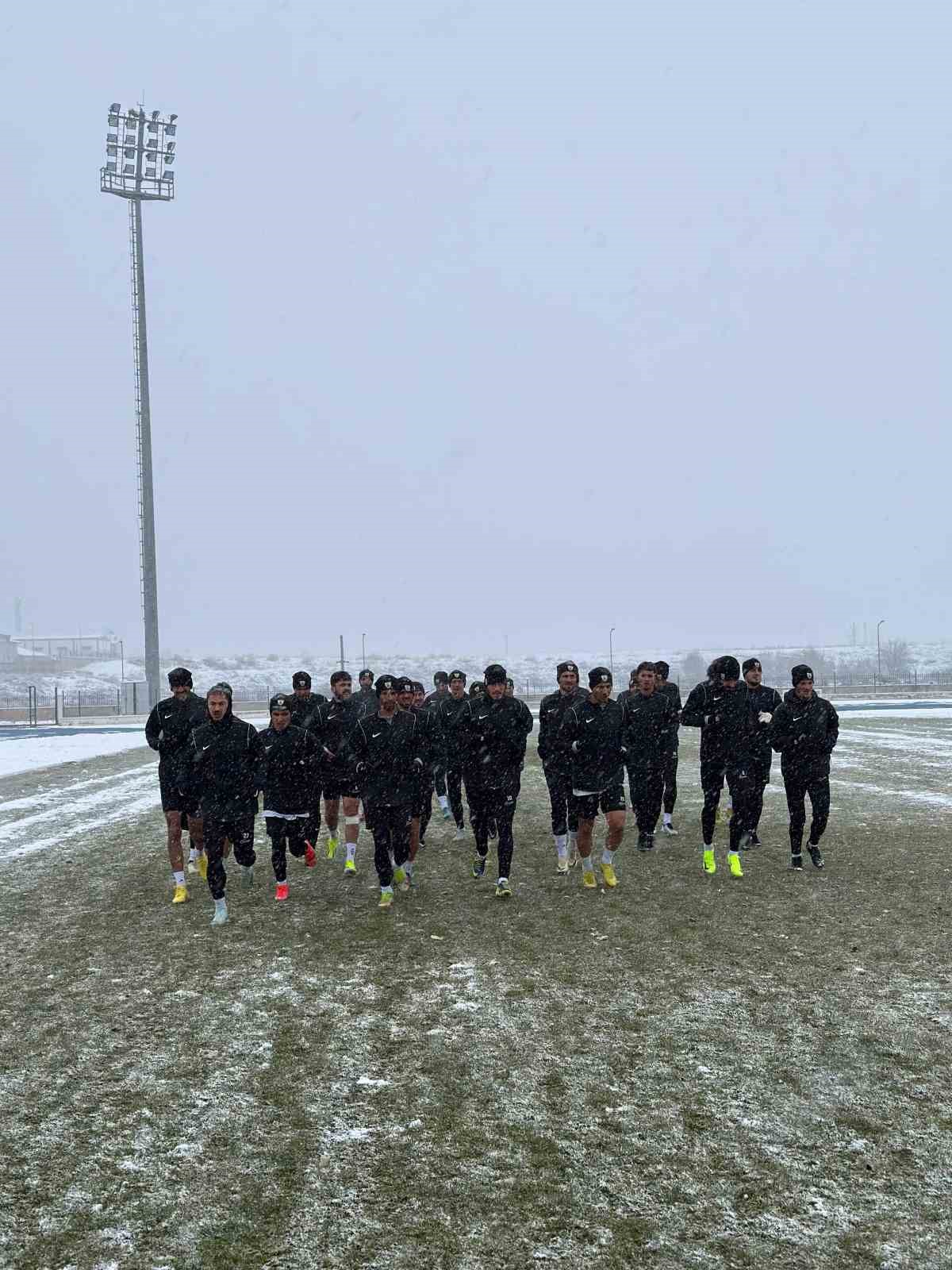 Muş Spor kar altında antrenman yaptı