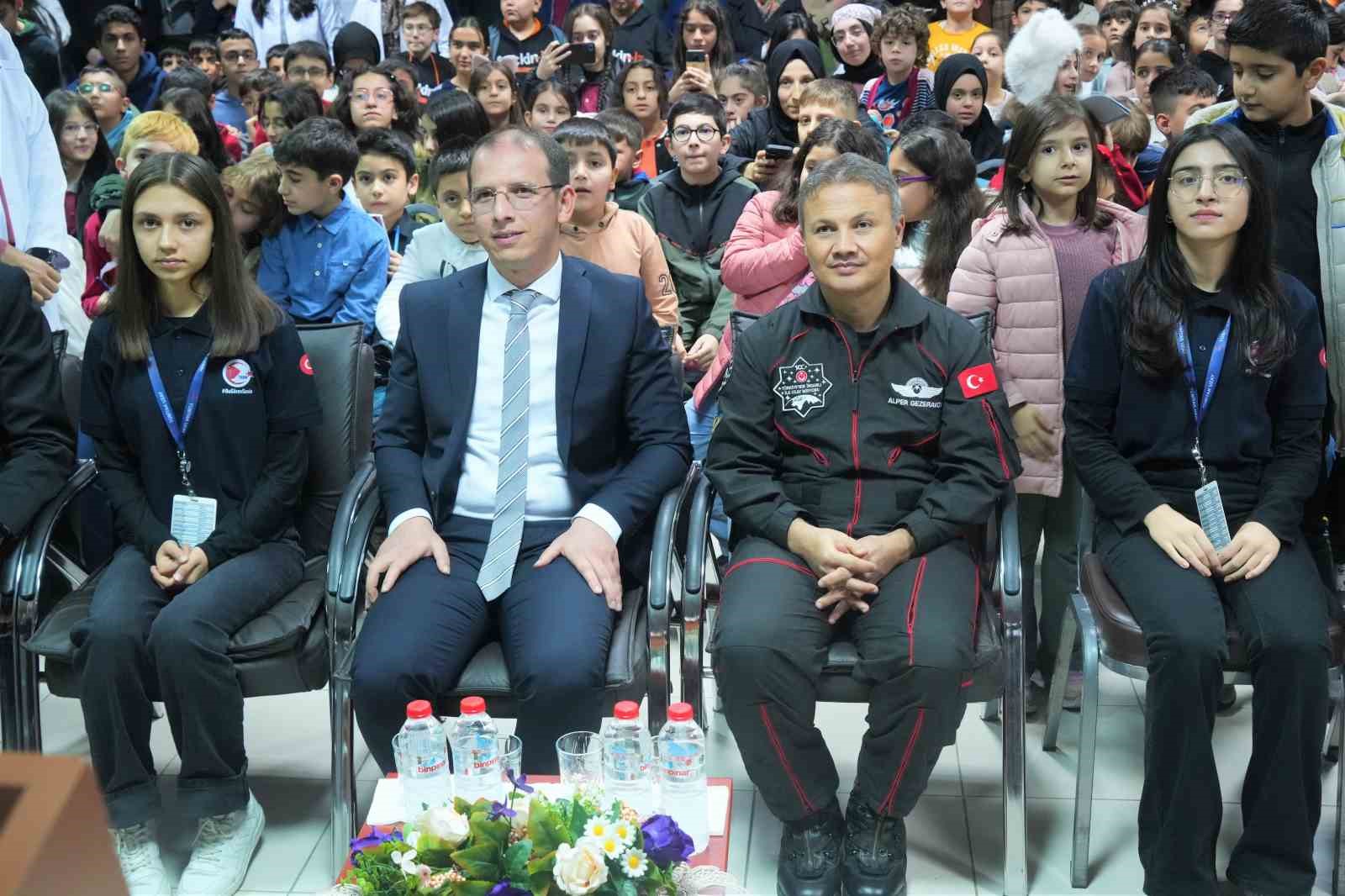 Türkiye’nin ilk astronotu Alper Gezeravcı Muş’ta öğrencilerle buluştu