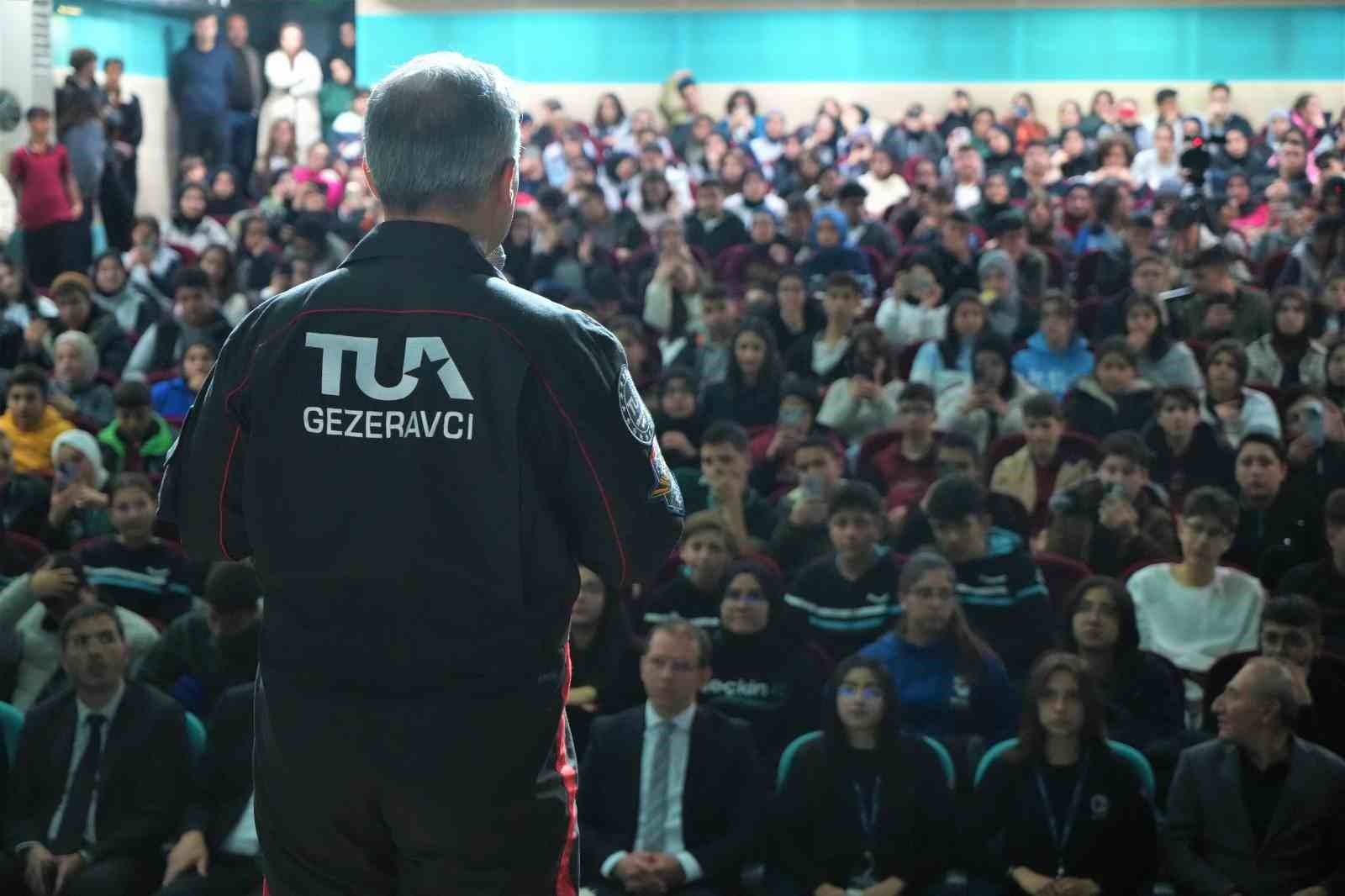 Türkiye’nin ilk astronotu Alper Gezeravcı Muş’ta öğrencilerle buluştu