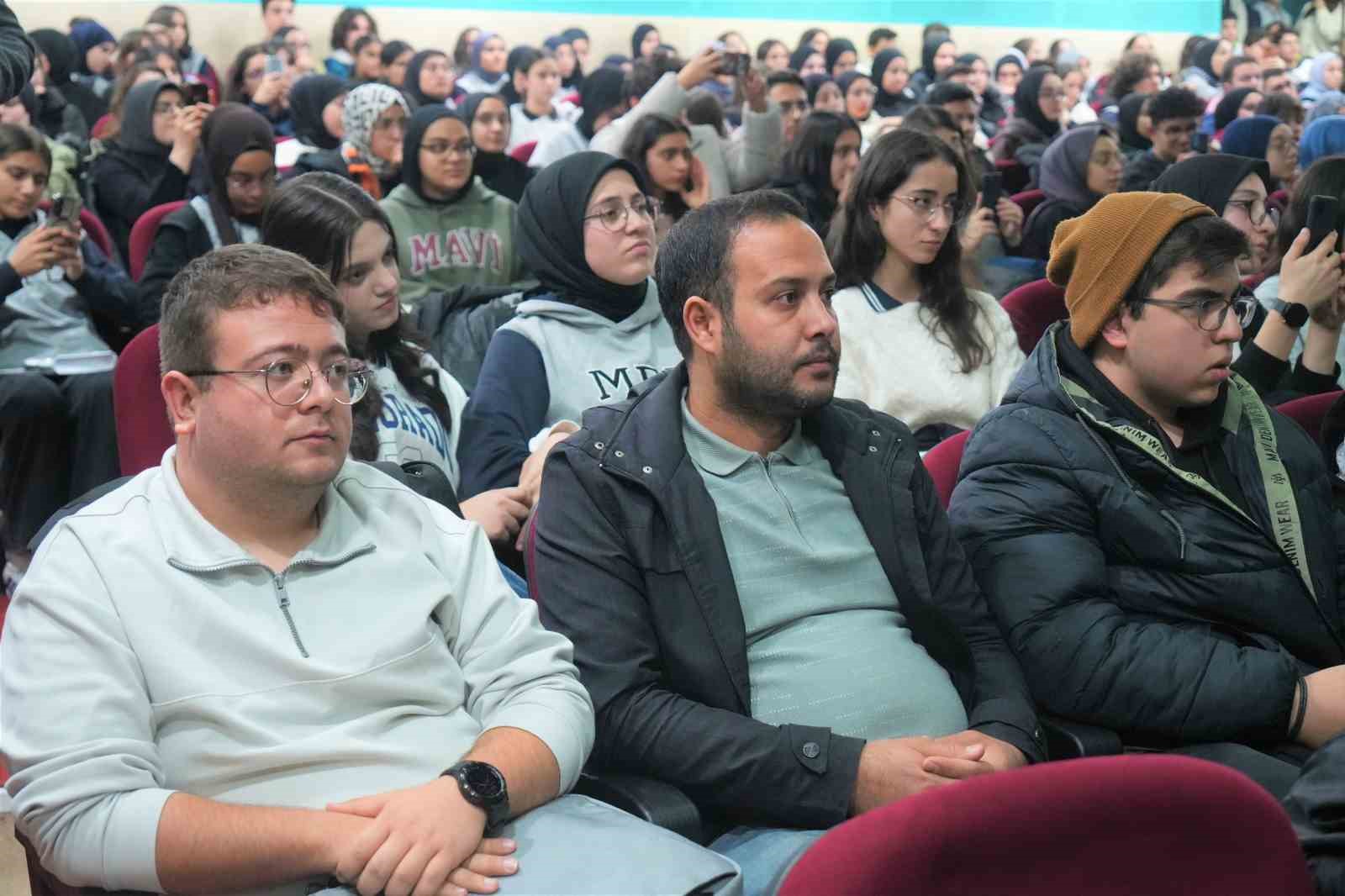 Türkiye’nin ilk astronotu Alper Gezeravcı Muş’ta öğrencilerle buluştu