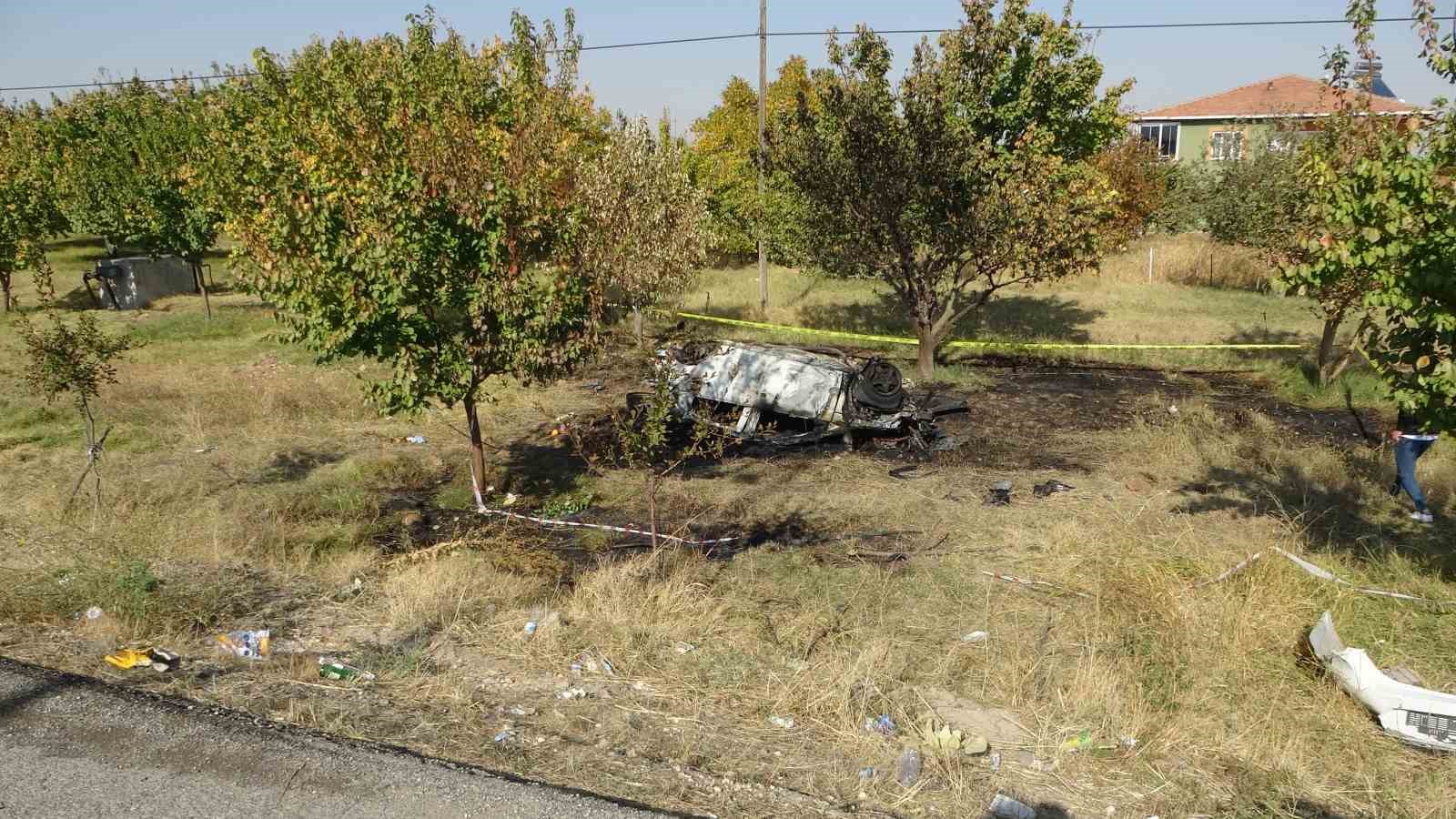 Kontrolden çıkıp bahçeye uçan araç yanarak küle döndü: 2 ölü