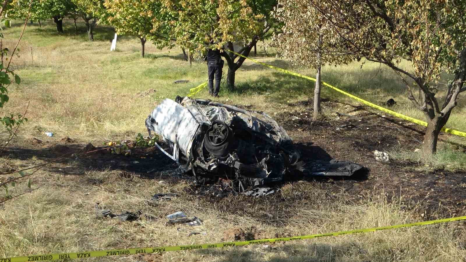 Kontrolden çıkıp bahçeye uçan araç yanarak küle döndü: 2 ölü