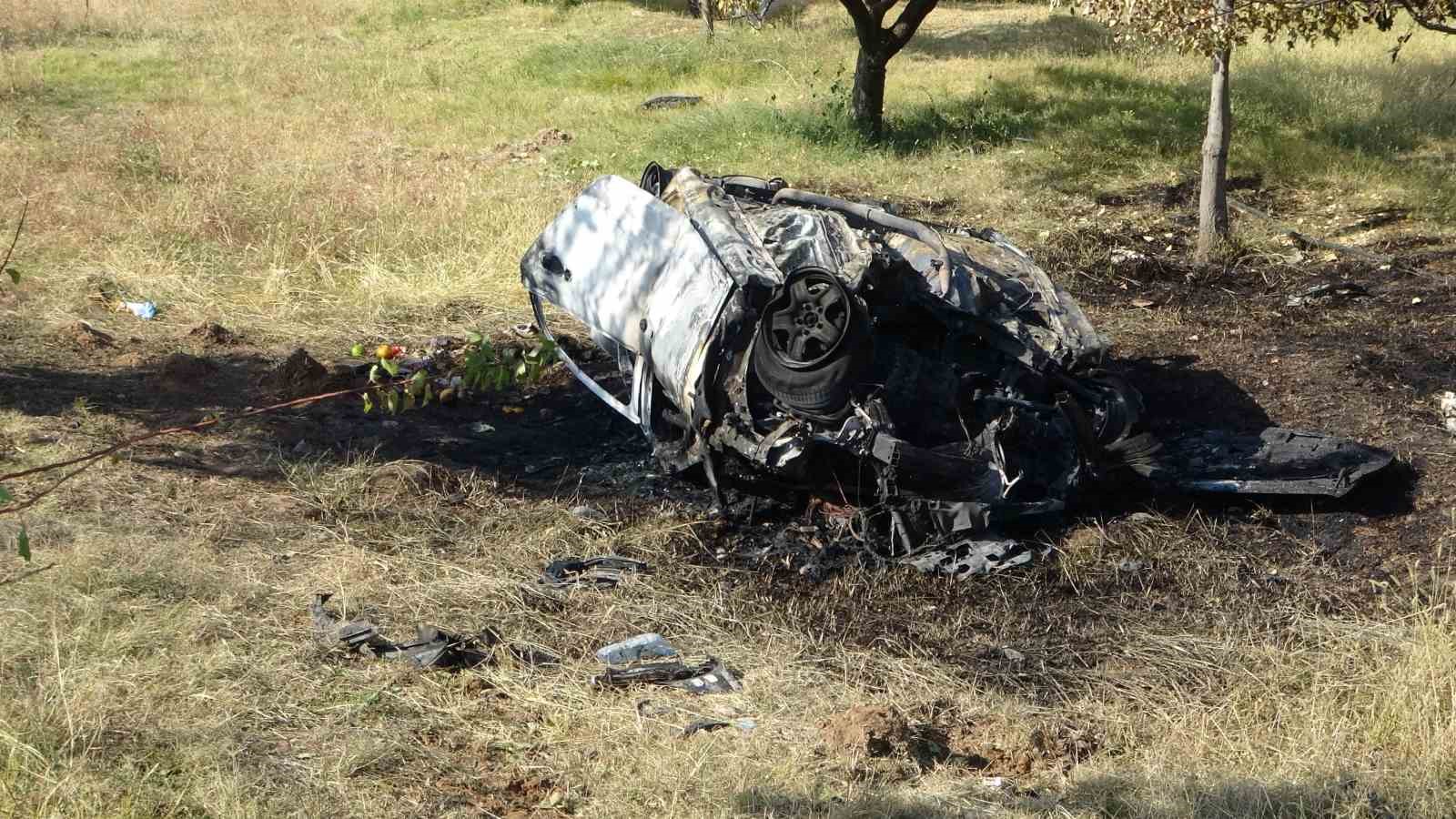 Kontrolden çıkıp bahçeye uçan araç yanarak küle döndü: 2 ölü