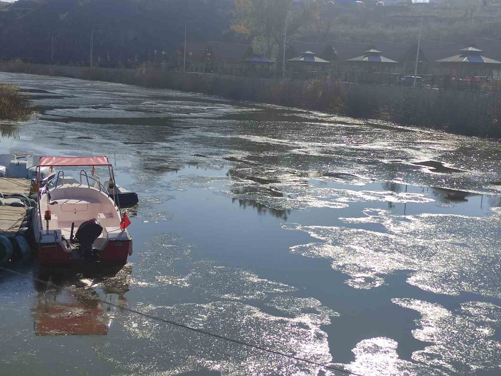 Ardahan’da Kura Nehri buz tuttu