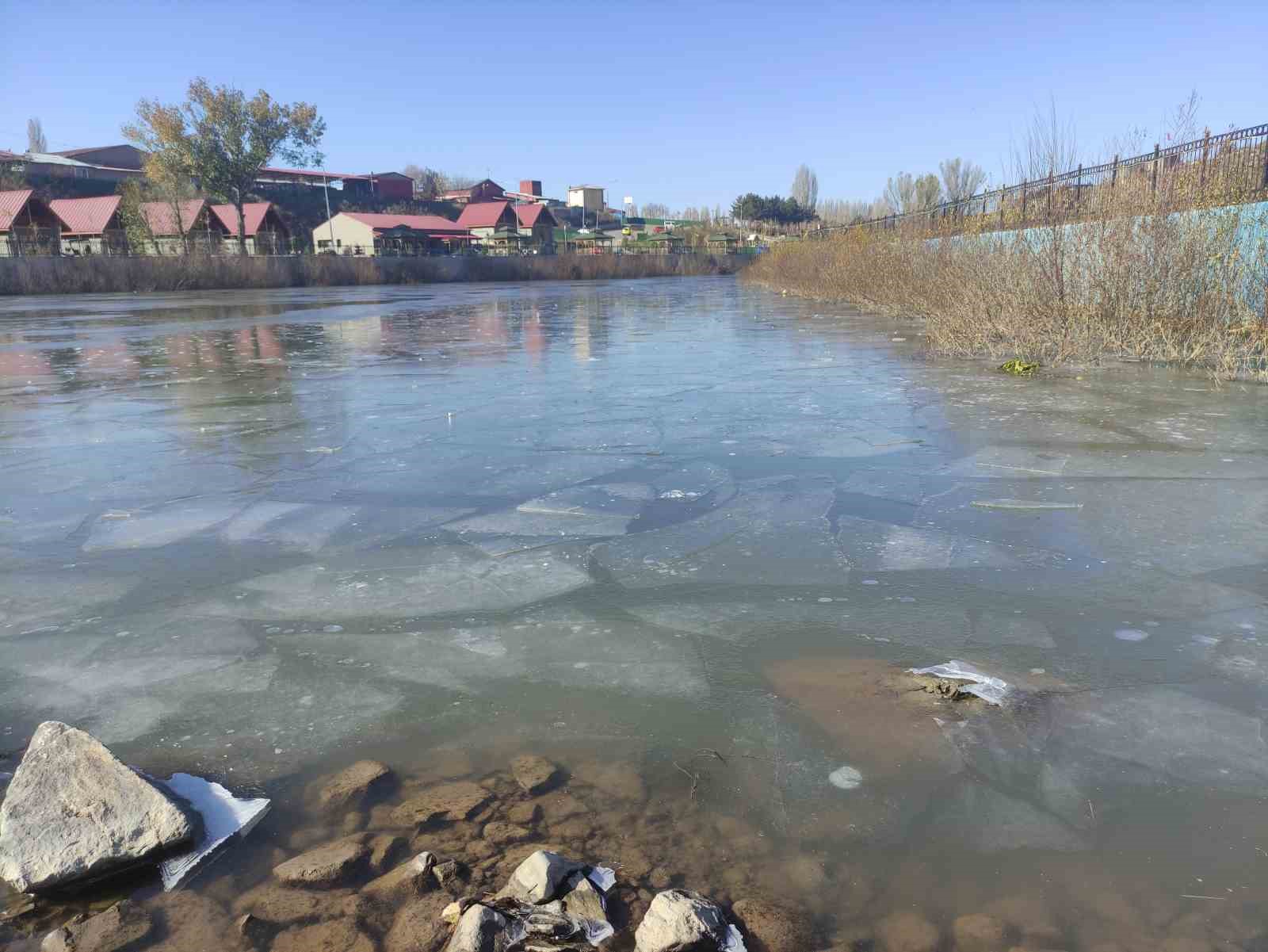 Ardahan’da Kura Nehri buz tuttu