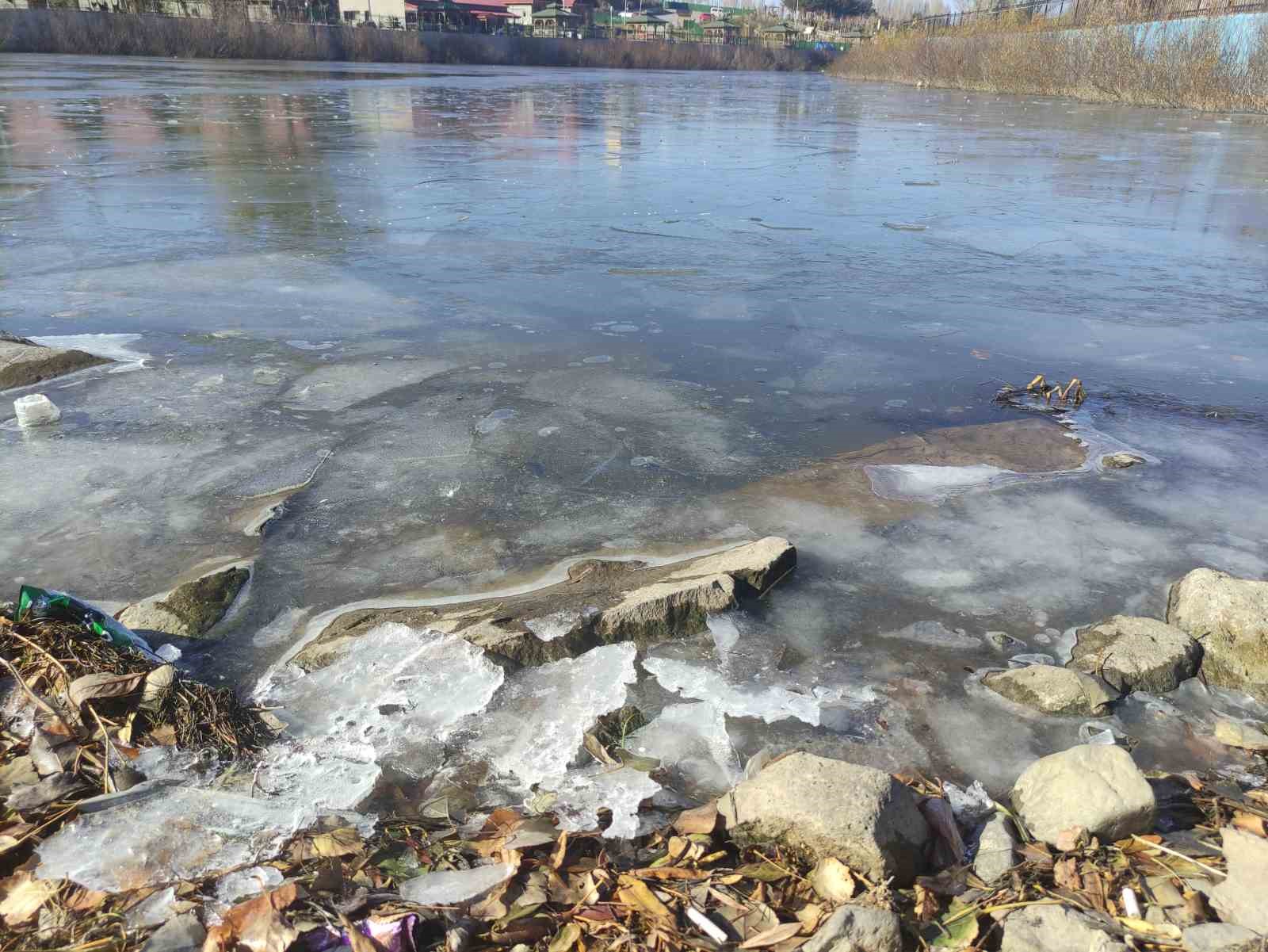 Ardahan’da Kura Nehri buz tuttu