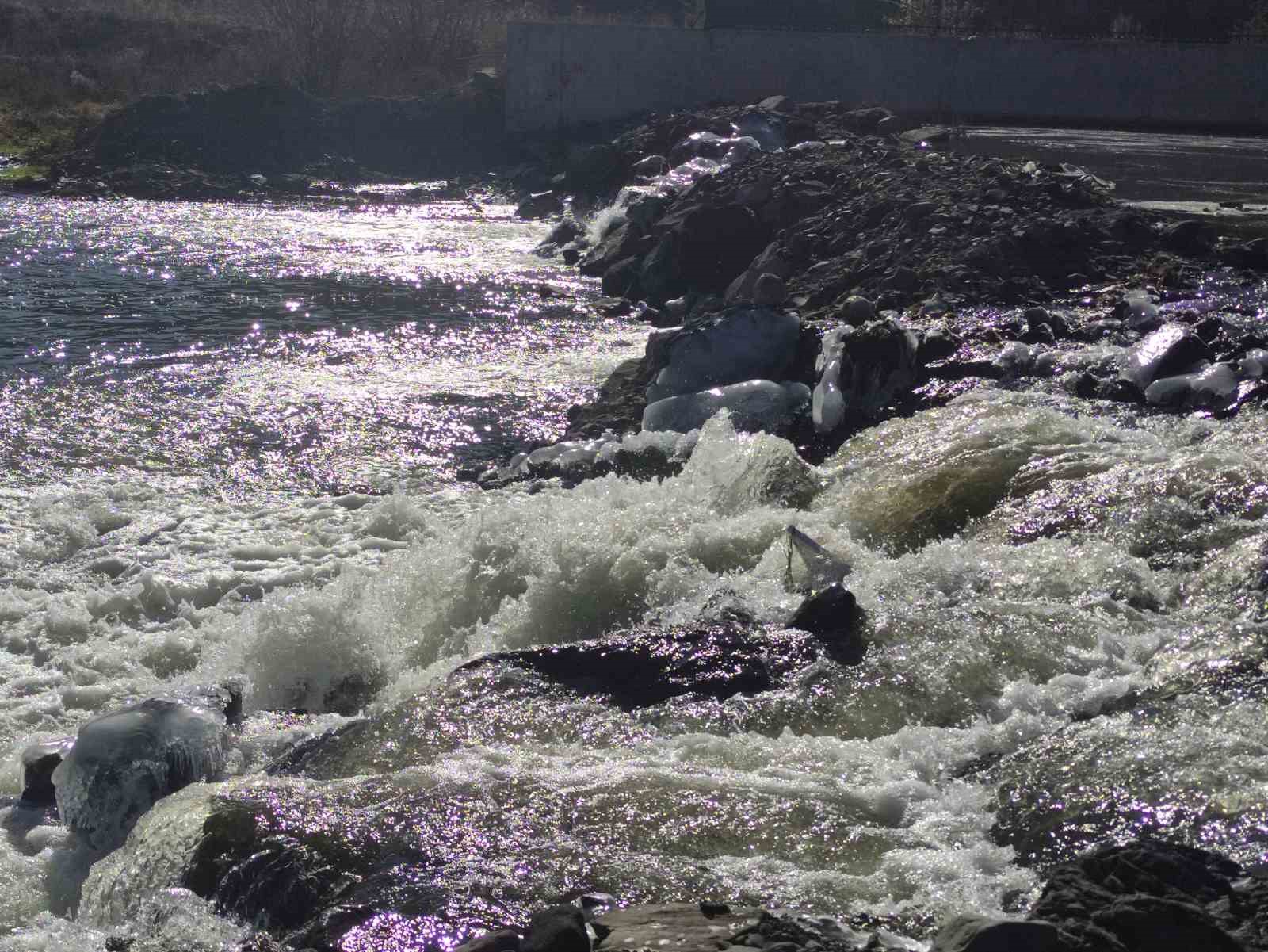 Ardahan’da Kura Nehri buz tuttu