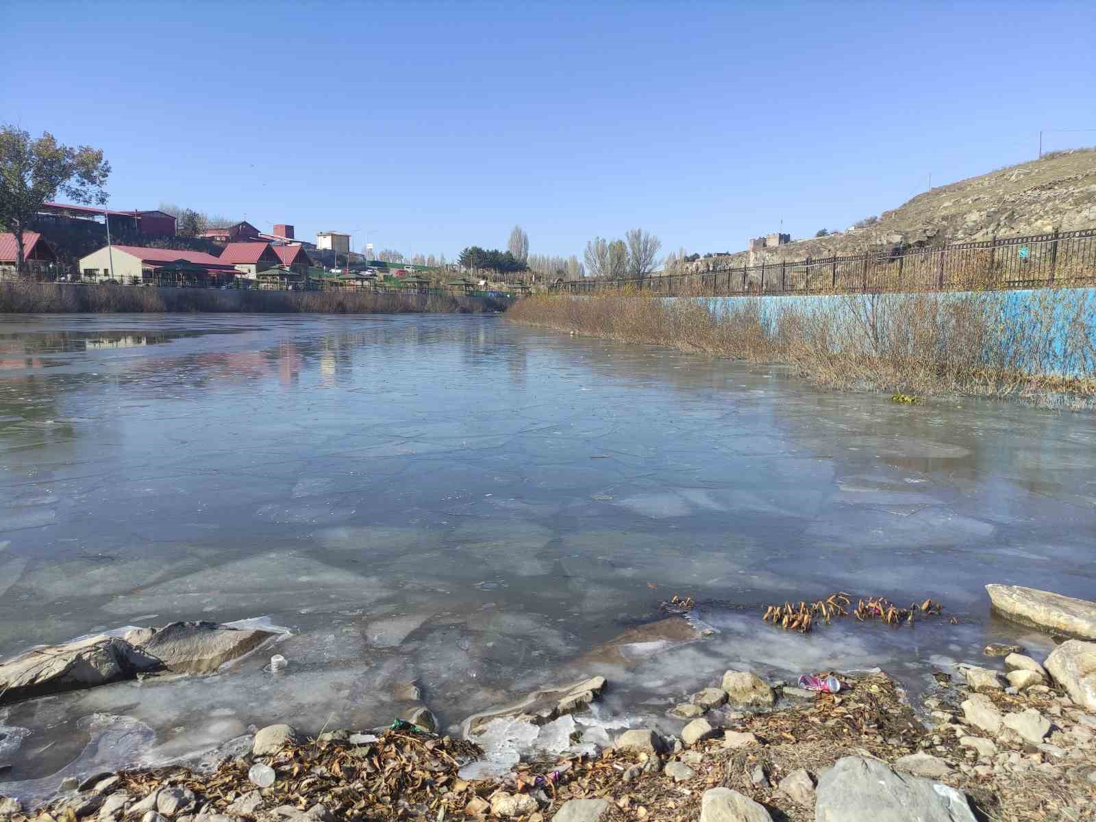 Ardahan’da Kura Nehri buz tuttu