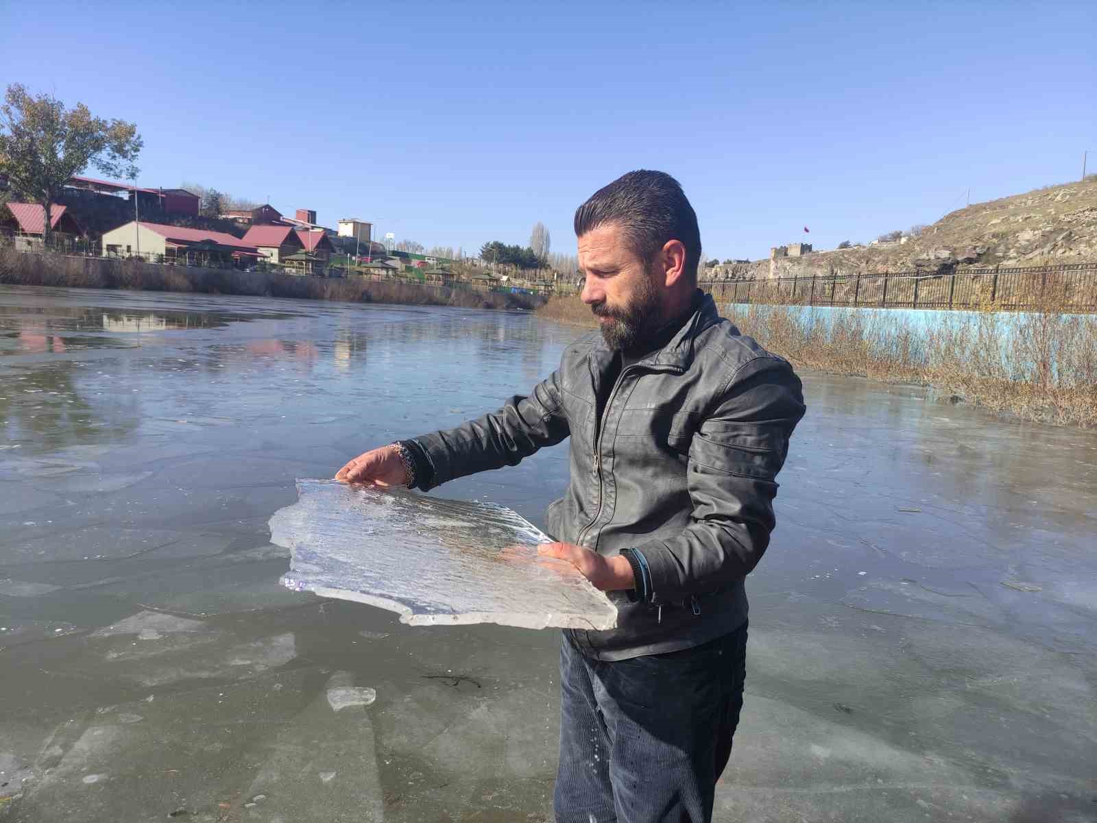 Ardahan’da Kura Nehri buz tuttu