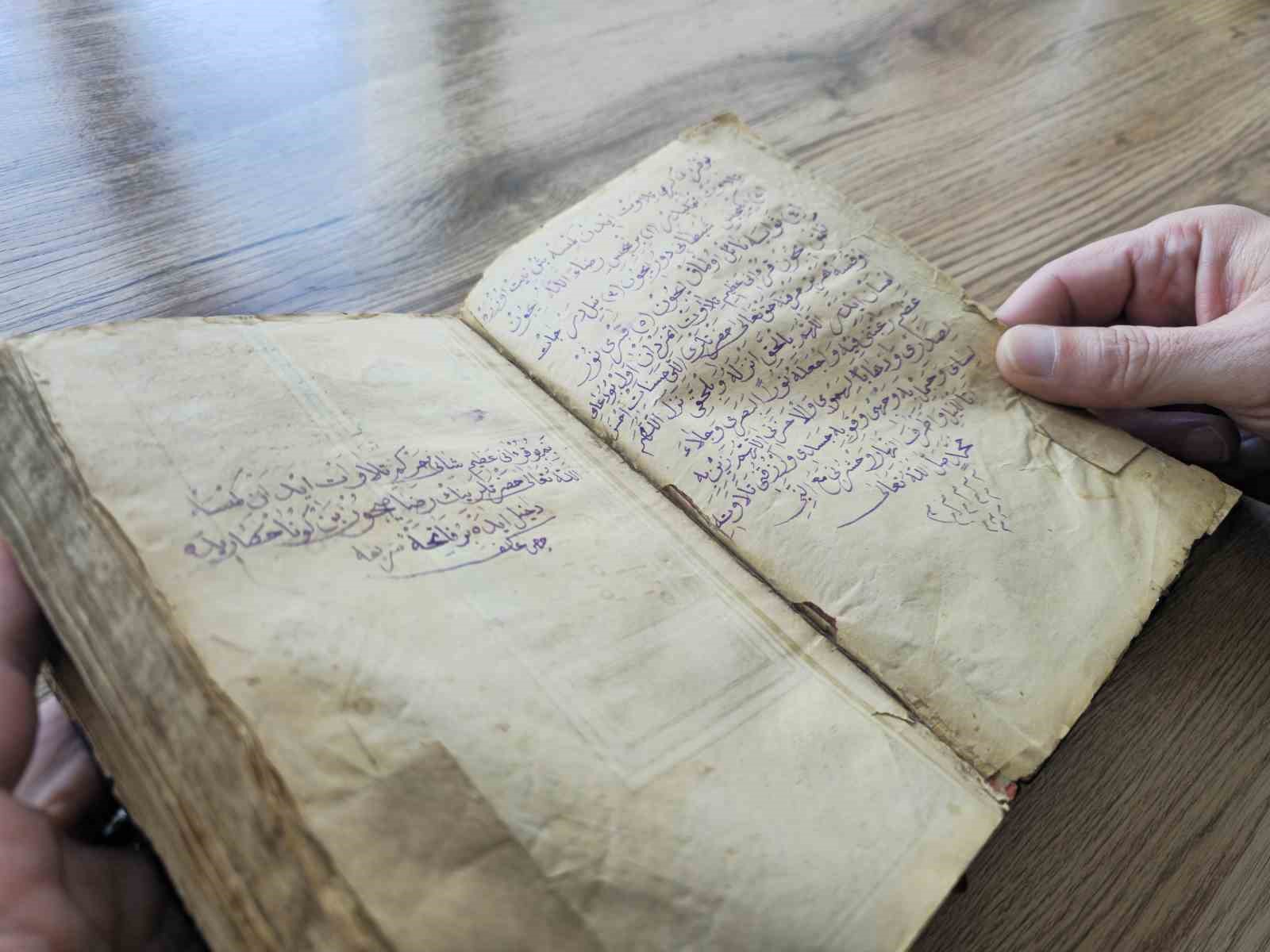 300 yıllık altın varaklı el yazması Kur’an-ı Kerim’e gözü gibi bakıyor