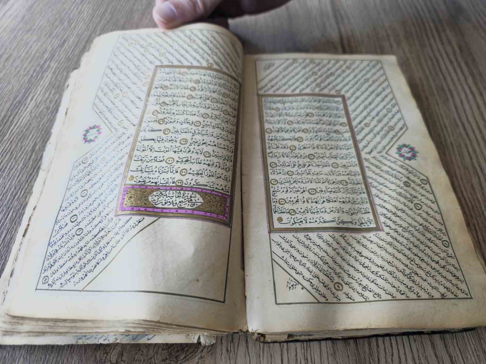 300 yıllık altın varaklı el yazması Kur’an-ı Kerim’e gözü gibi bakıyor