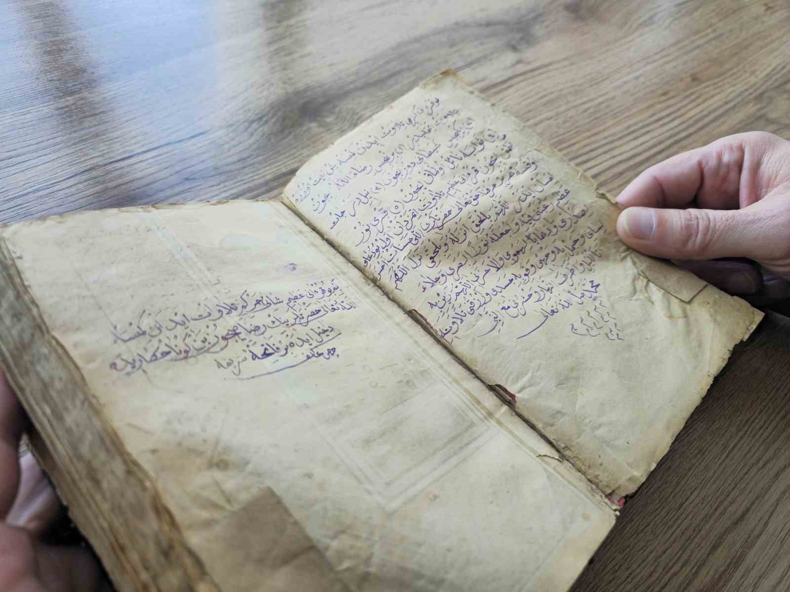 300 yıllık altın varaklı el yazması Kur’an-ı Kerim’e gözü gibi bakıyor