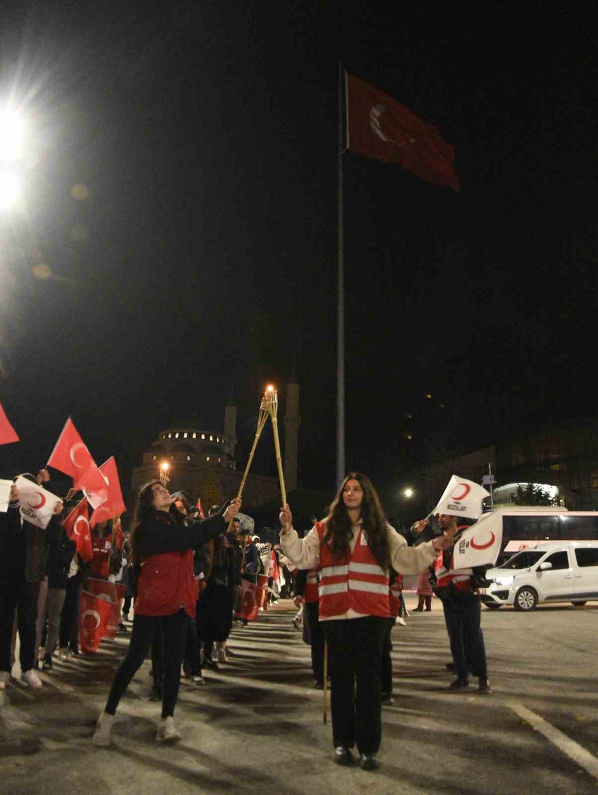 Kızılay’ın kuruluşu meşaleli yürüyüşle kutlandı