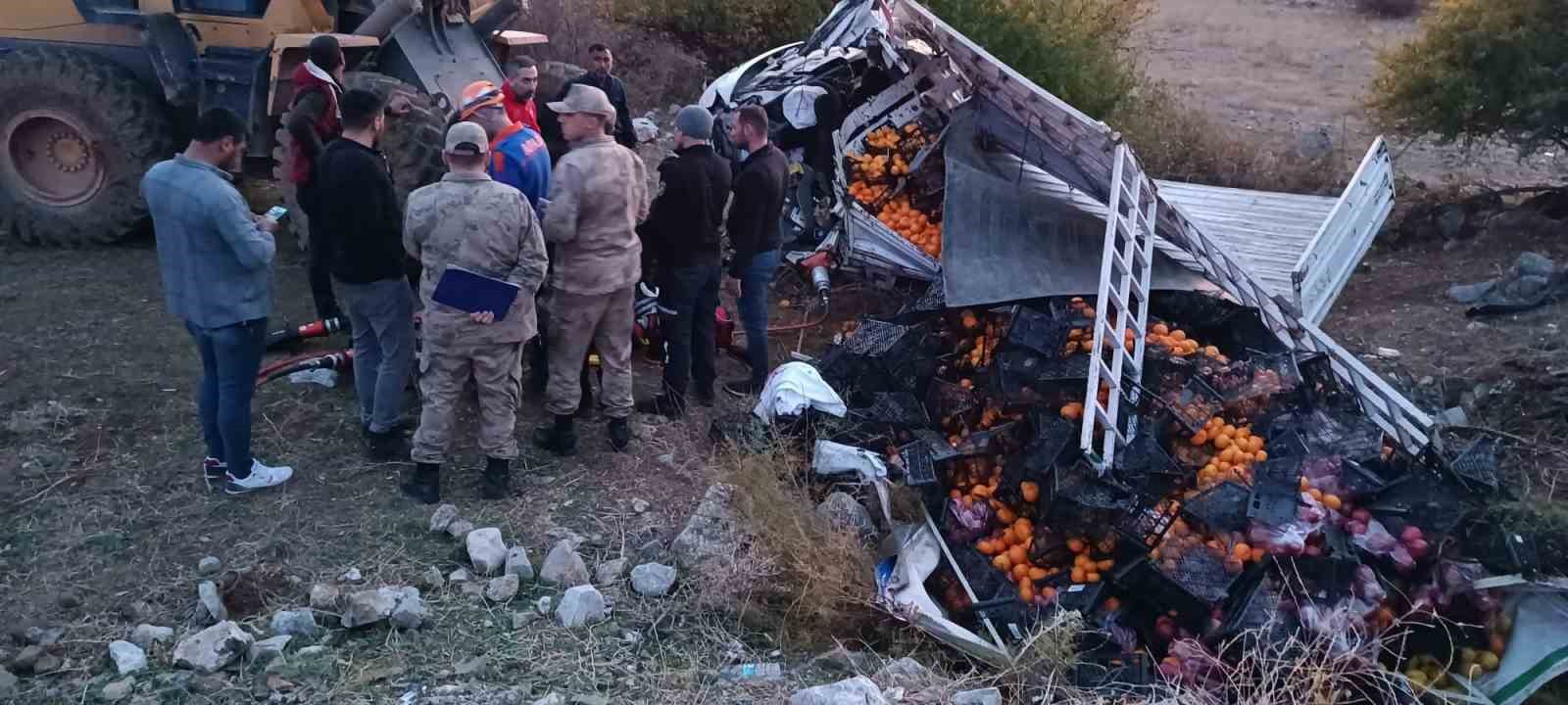 Bitlis’te meyve yüklü kamyonet devrildi: 1 ölü, 1 yaralı