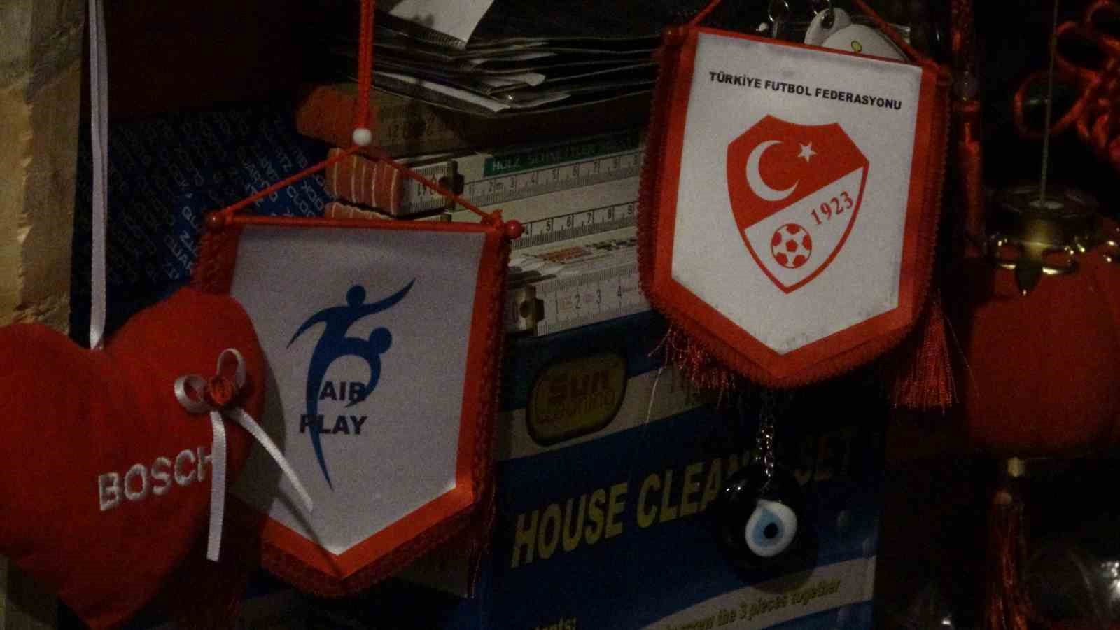 Emekli bankacının, evinin her köşesi ’hediyelik eşya’ ile dolu