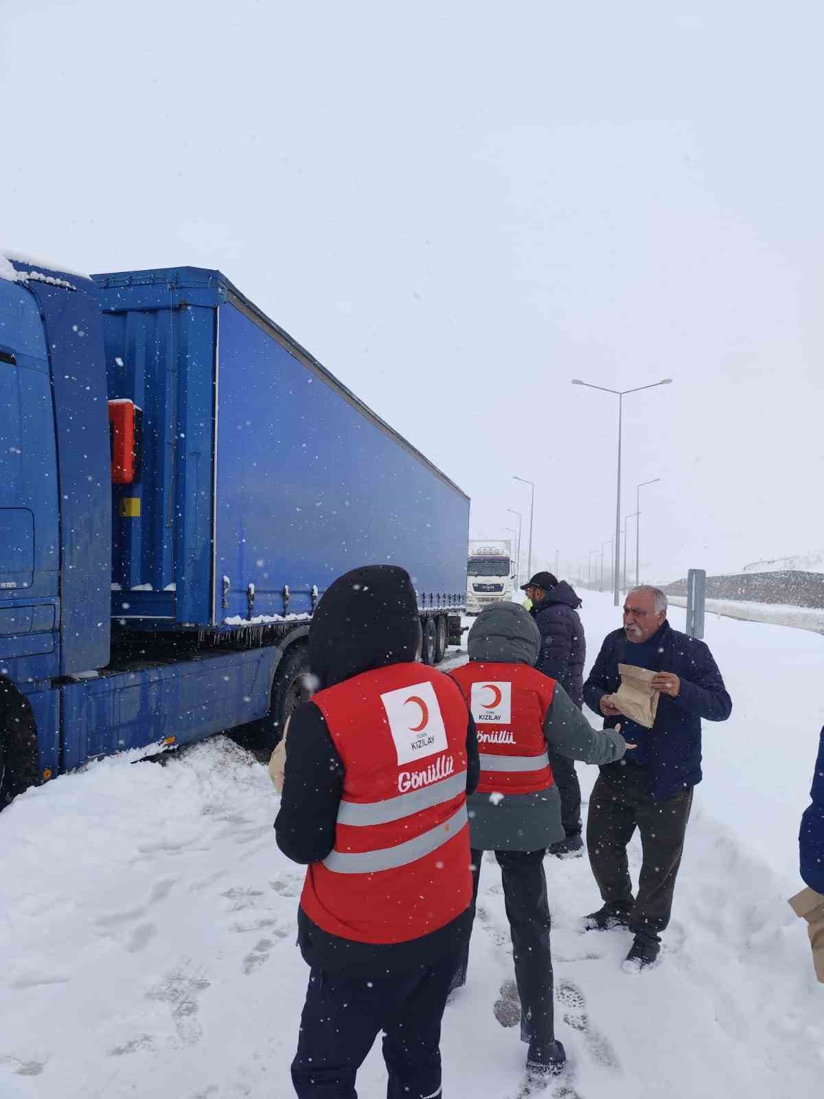 Yolda kalanların yardımına yetiştiler