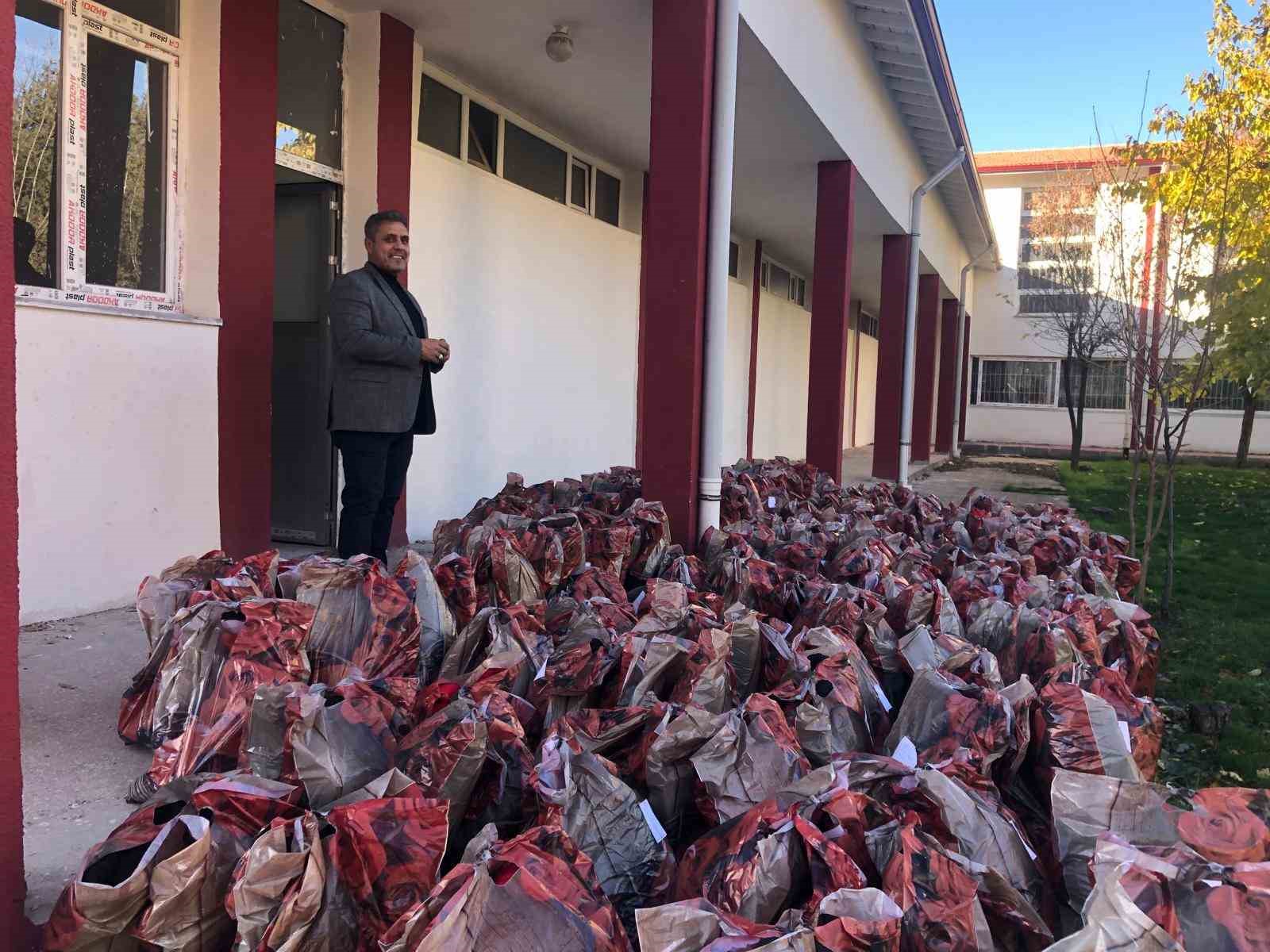 Eğitimcilerin ‘İnci projesi’ ile 5 bin 400 yetim ve öksüz öğrencinin yanı sıra ihtiyaç sahiplerine yardım ulaştırılıyor