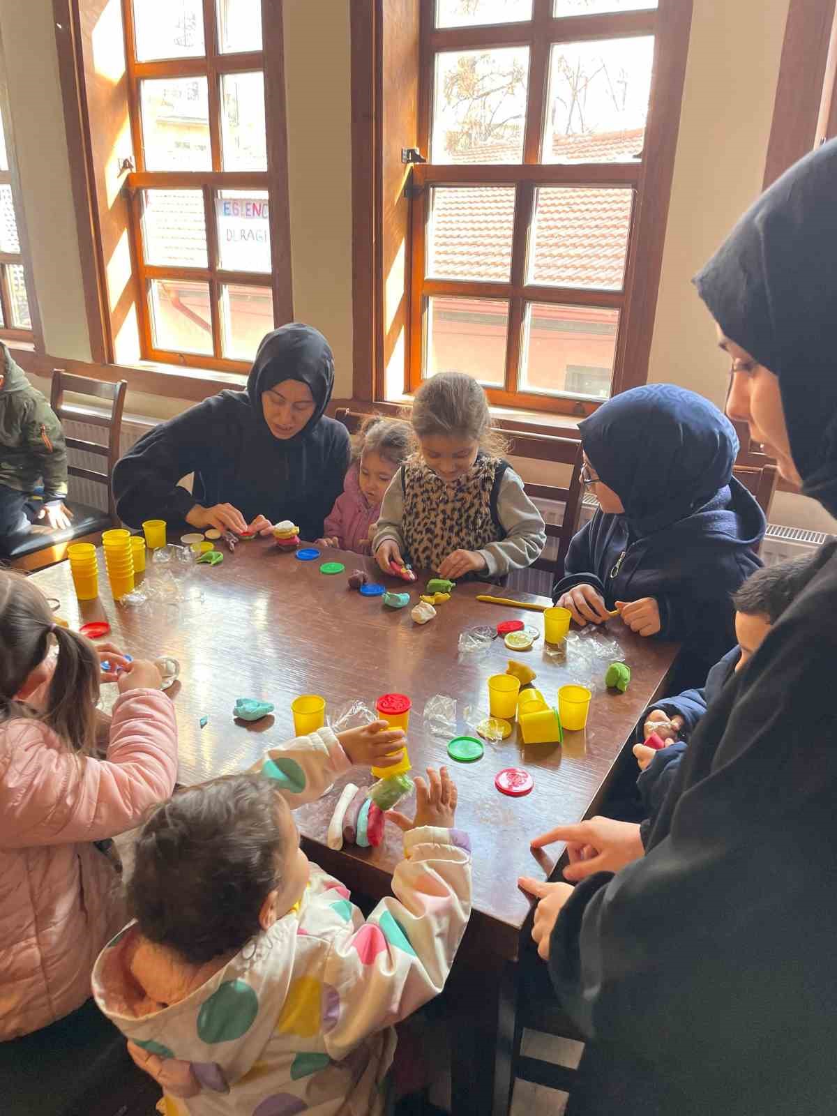 Kütahyalı gönüllüler tarihi konakta çocuklara unutulmaz bir gün yaşattı