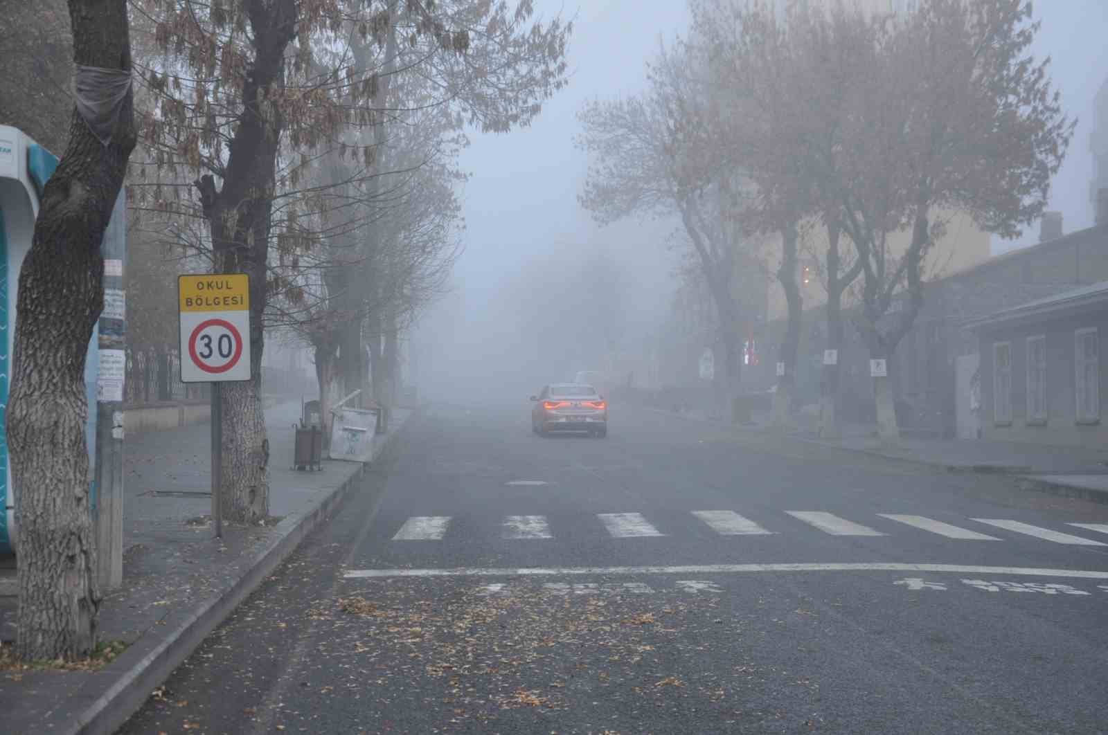 Kars’ta yoğun sis: Göz gözü görmedi, görüş mesafesi 3 metreye düştü