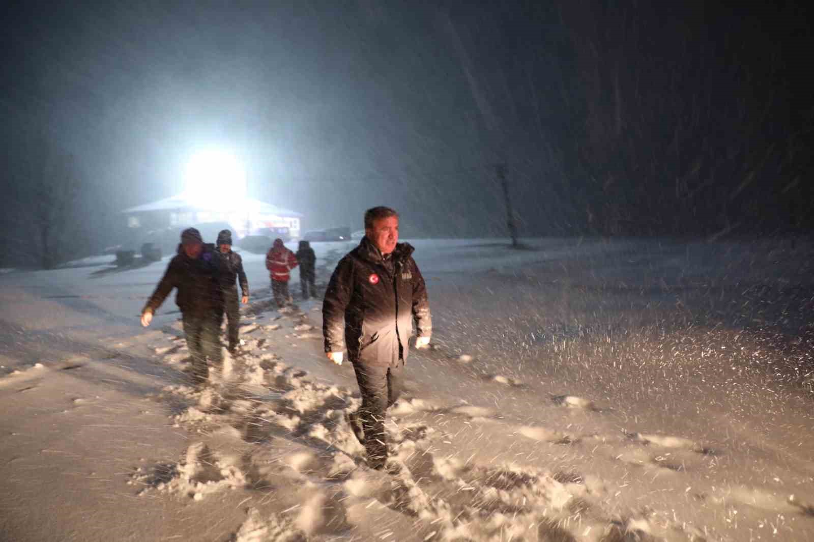 Erzincan’da kar ve tipide mahsur kalanlara ulaşmak için ekipler seferber olundu