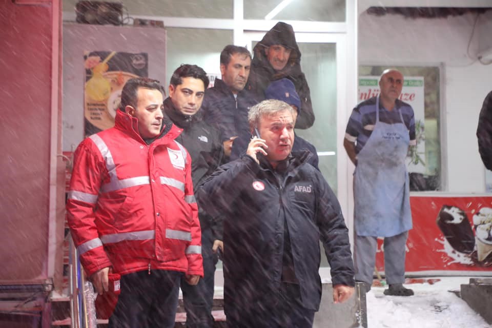 Erzincan’da kar ve tipide mahsur kalanlara ulaşmak için ekipler seferber olundu