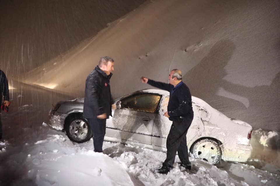 Erzincan’da kar ve tipide mahsur kalanlara ulaşmak için ekipler seferber olundu