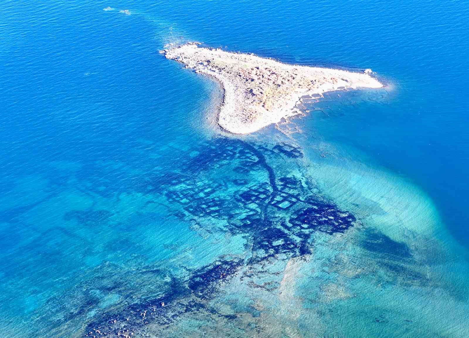 Van Gölü çekildikçe su altındaki tarih ortaya çıkıyor