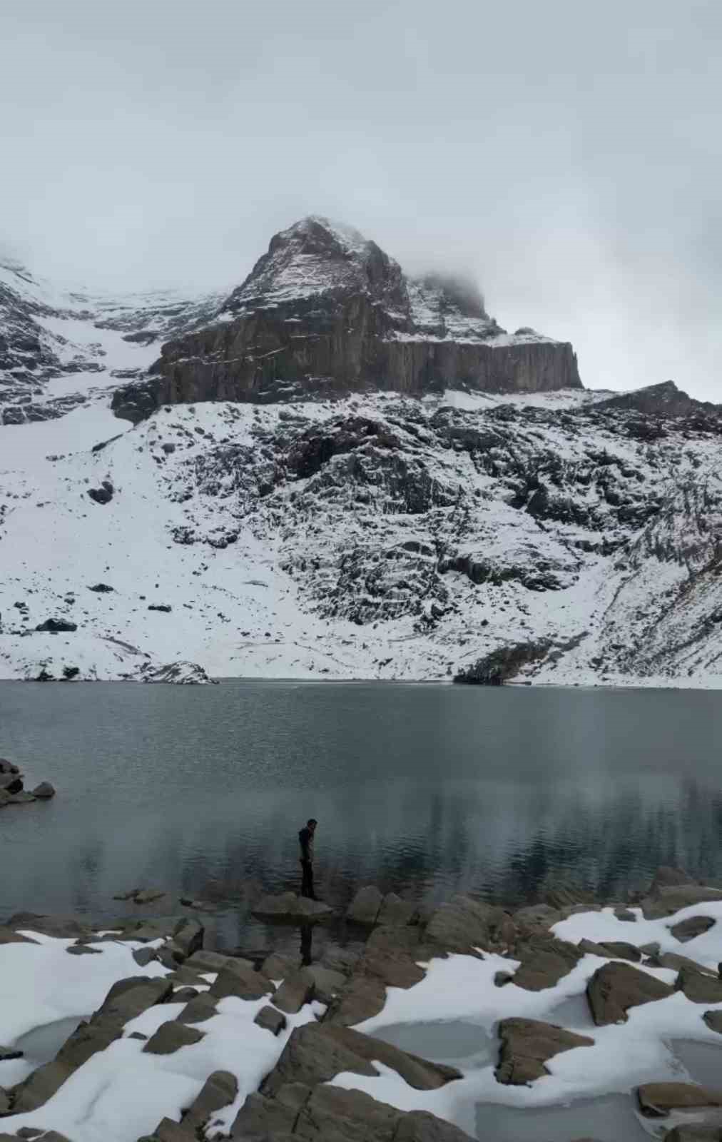 Yüksekova’da şelale dondu, buz sarkıtlarının boyu 4 metreyi buldu