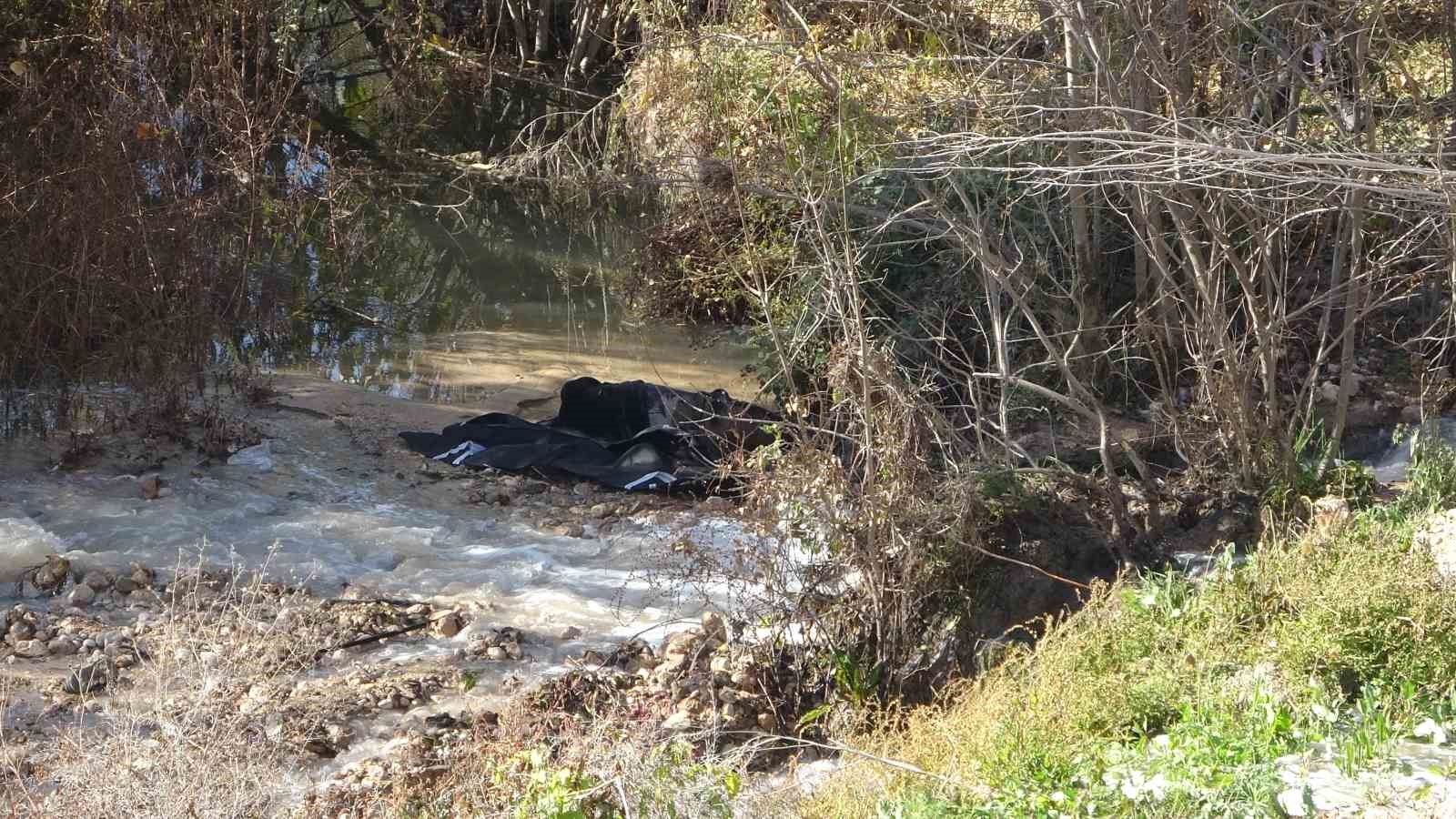 Trafiğe kapalı yola giren araç dere yatağına uçtu: 1 ölü