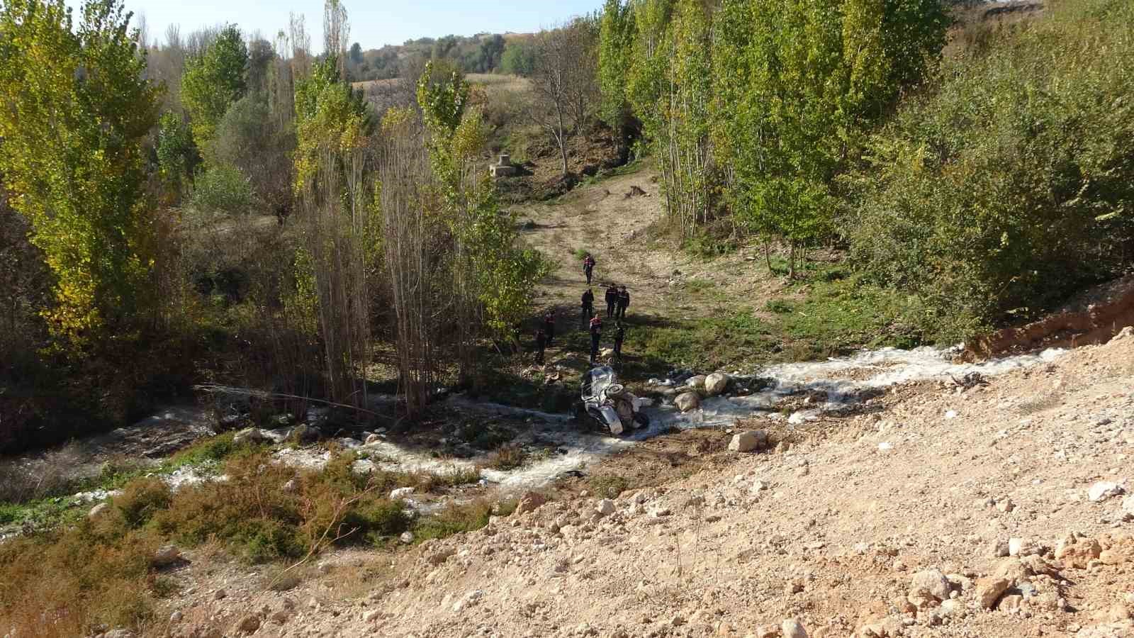 Trafiğe kapalı yola giren araç dere yatağına uçtu: 1 ölü