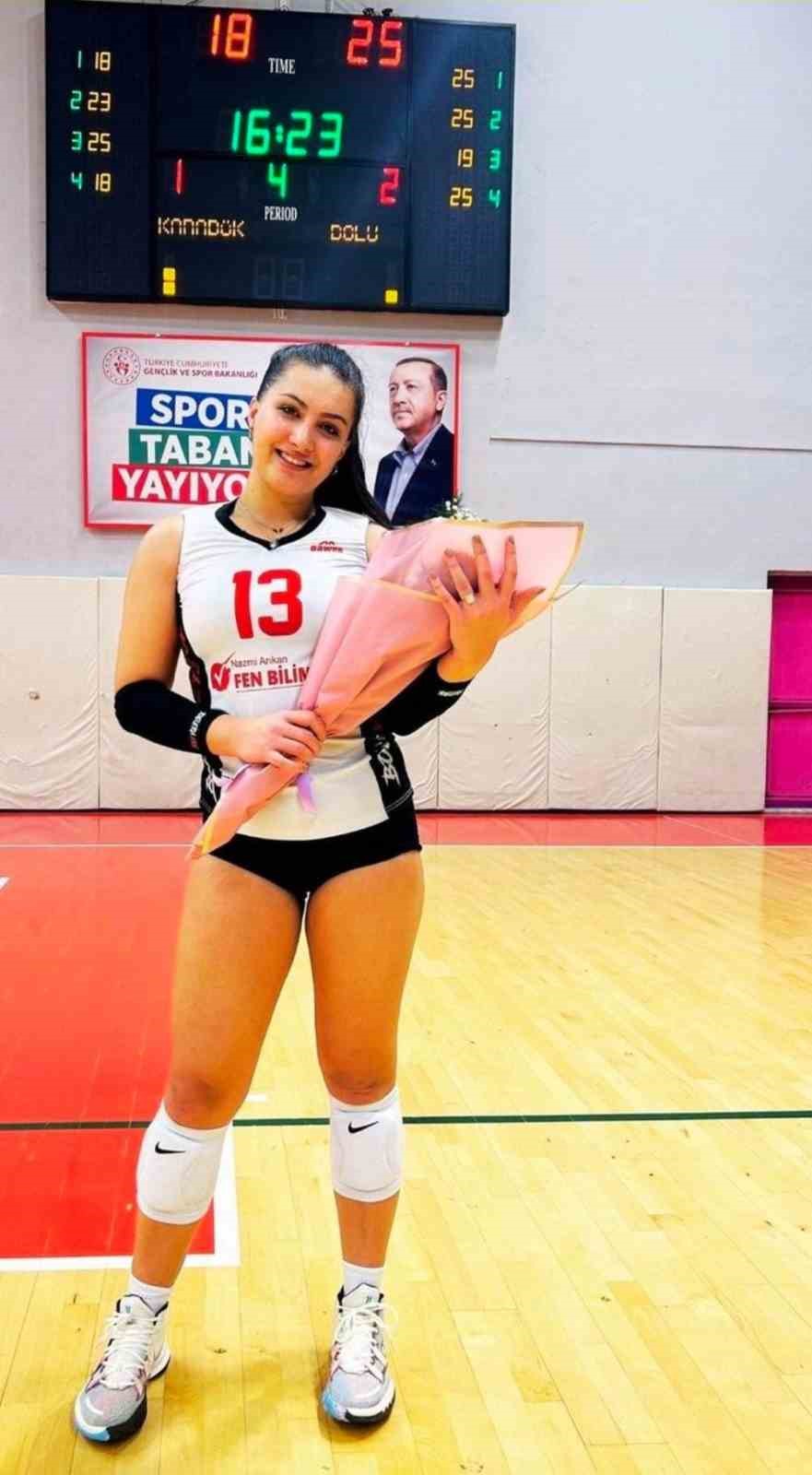 Kadın voleybolcuya sürpriz evlilik teklifi