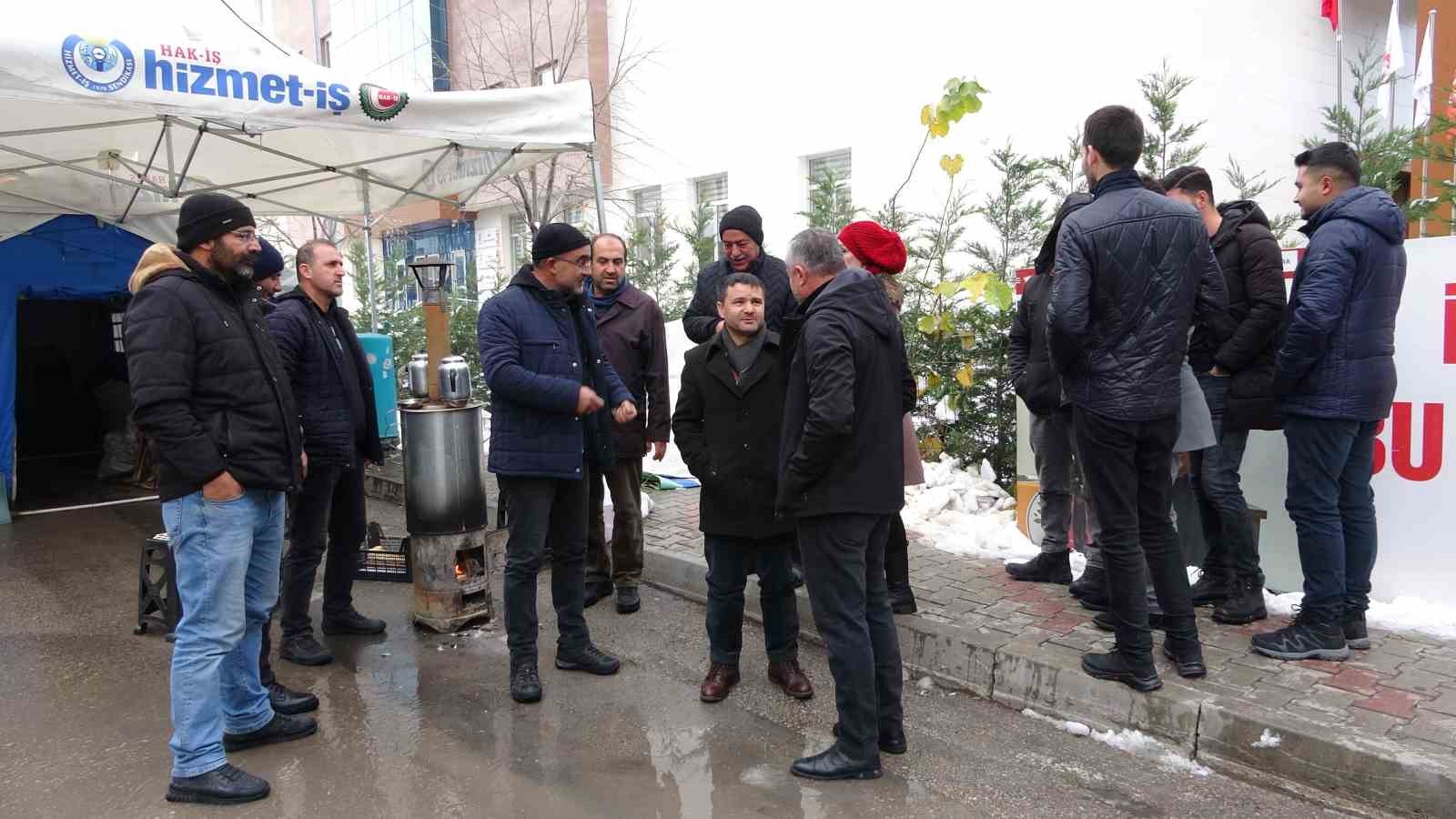 Van’da işten çıkarılanlar soğuk havada eylem yapıyor