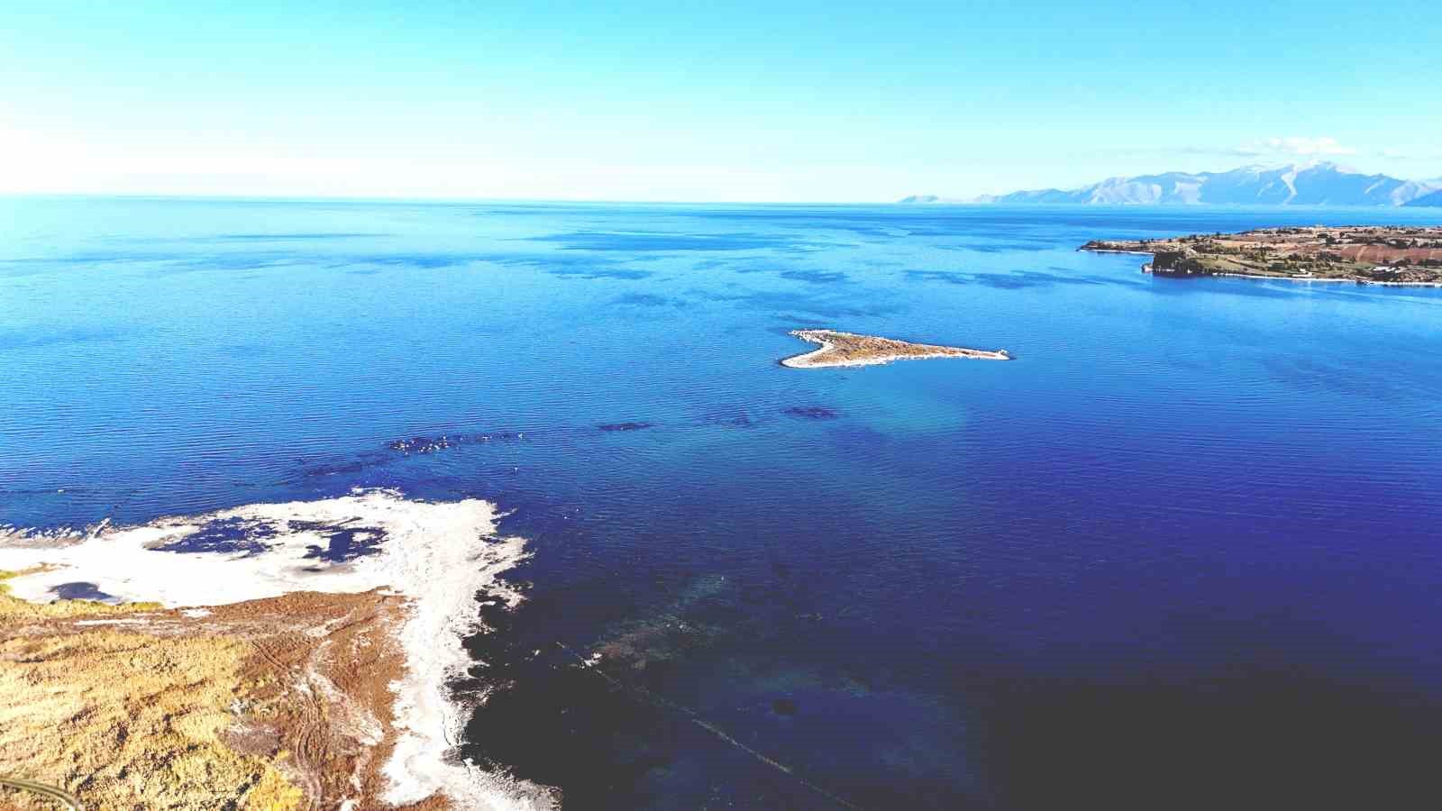 Van Gölü çekildikçe su altındaki mikrobiyolitler gün yüzüne çıkıyor