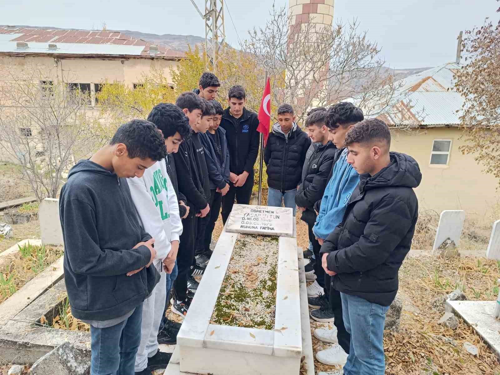 Şehit öğretmen Yaşar Uytun, kabri başında anıldı