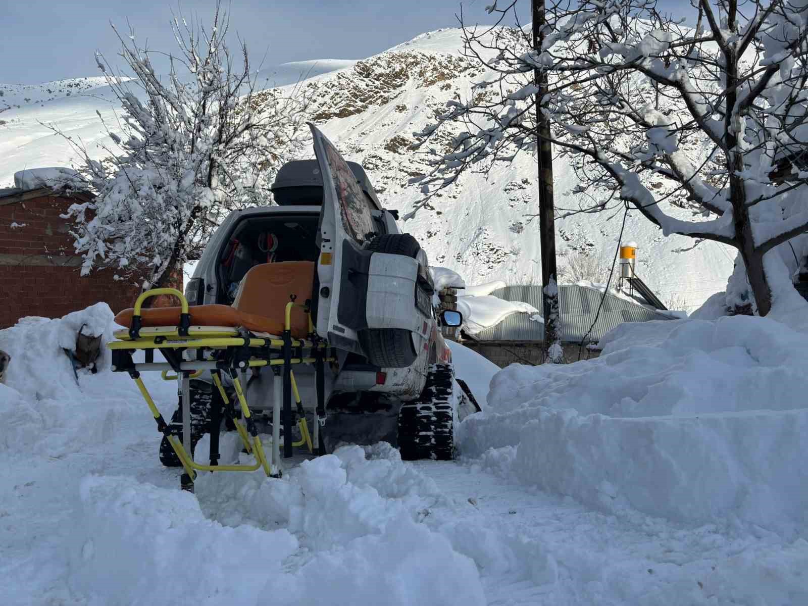 Karlı yolları aşan sağlık ekipleri yaşlı hastanın imdadına Hızır gibi yetişti