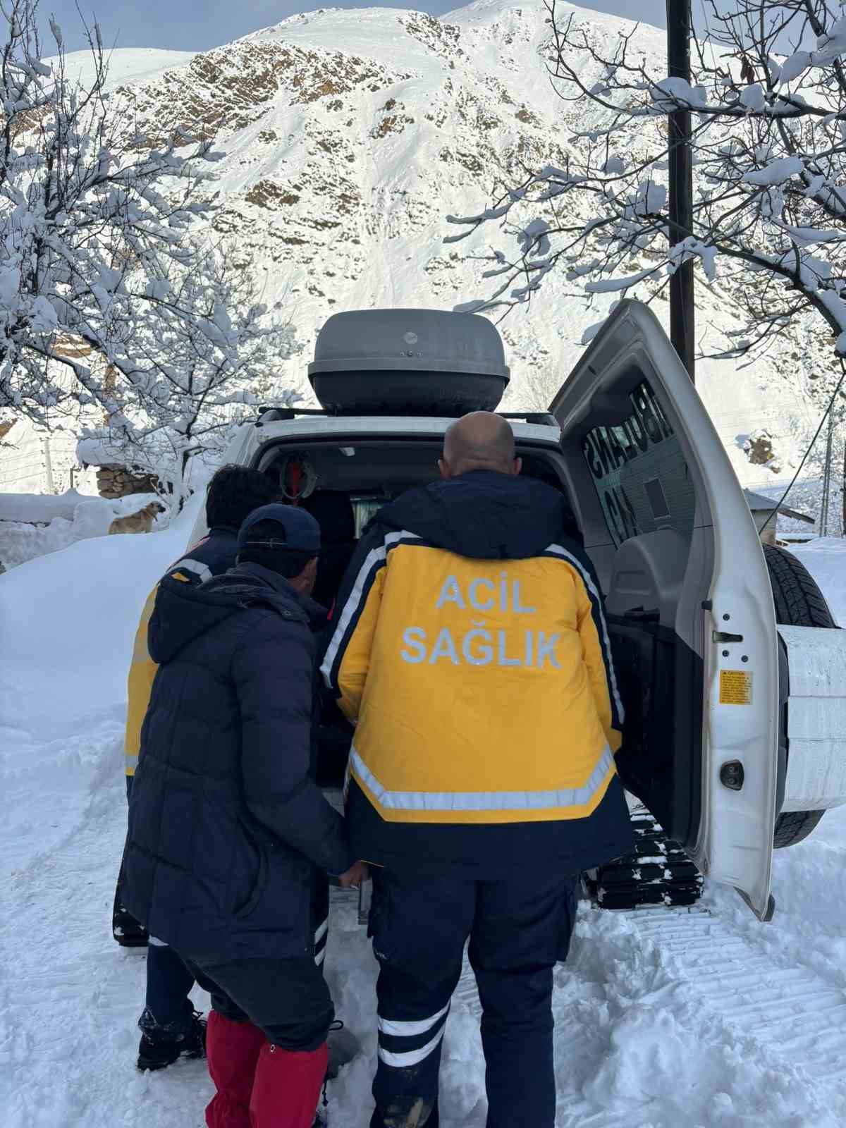 Karlı yolları aşan sağlık ekipleri yaşlı hastanın imdadına Hızır gibi yetişti