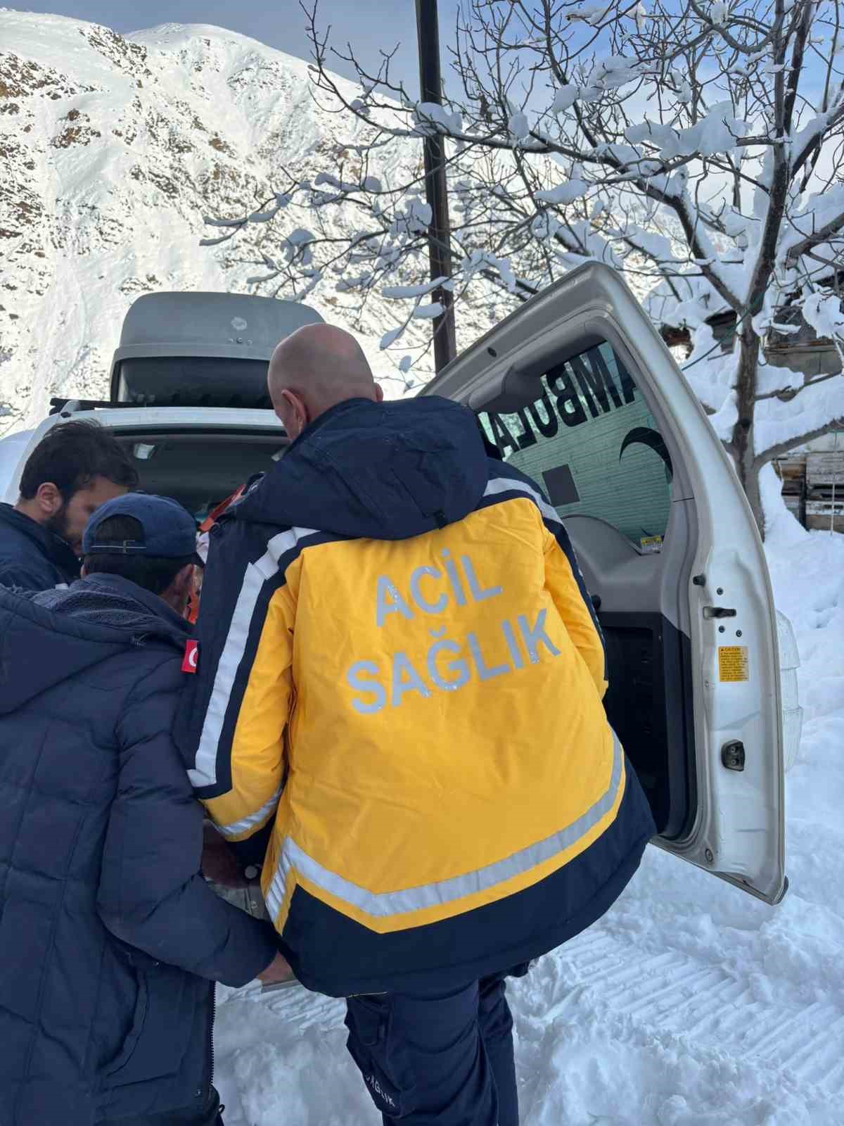 Karlı yolları aşan sağlık ekipleri yaşlı hastanın imdadına Hızır gibi yetişti