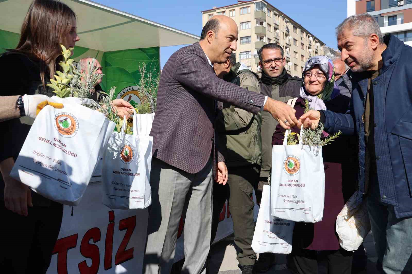 Elazığ’da vatandaşlara 23 bin adet ücretsiz fidan dağıtıldı