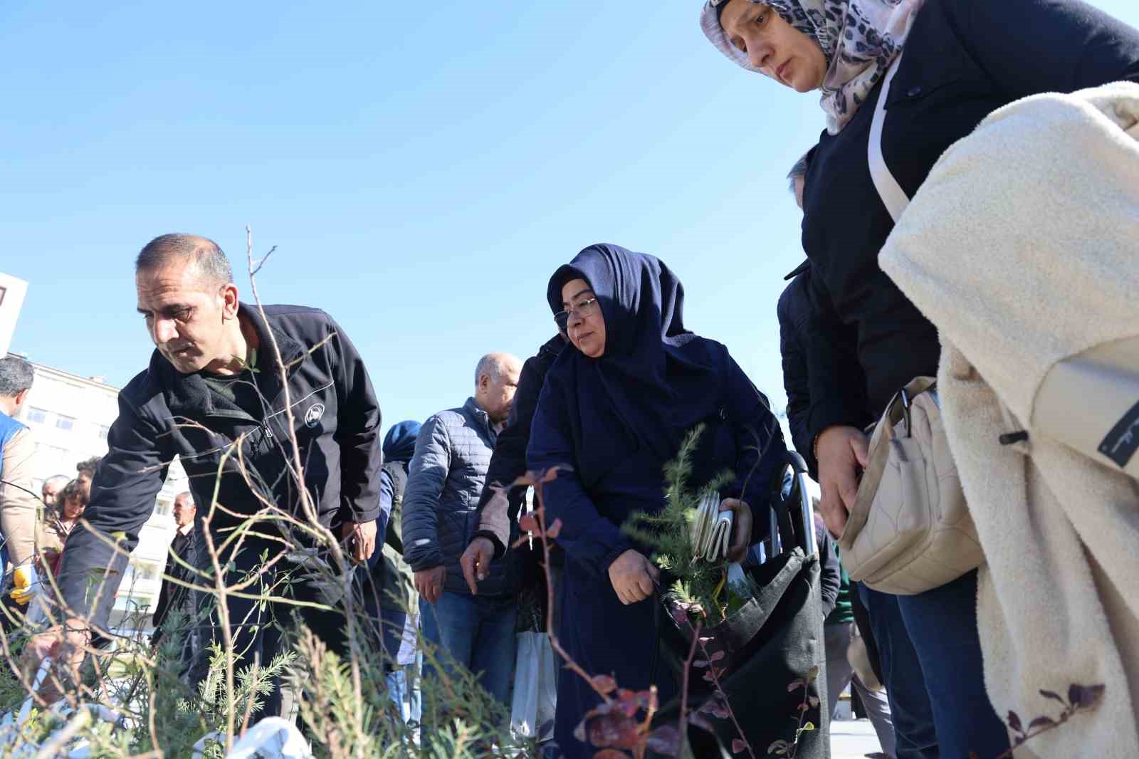 Elazığ’da vatandaşlara 23 bin adet ücretsiz fidan dağıtıldı