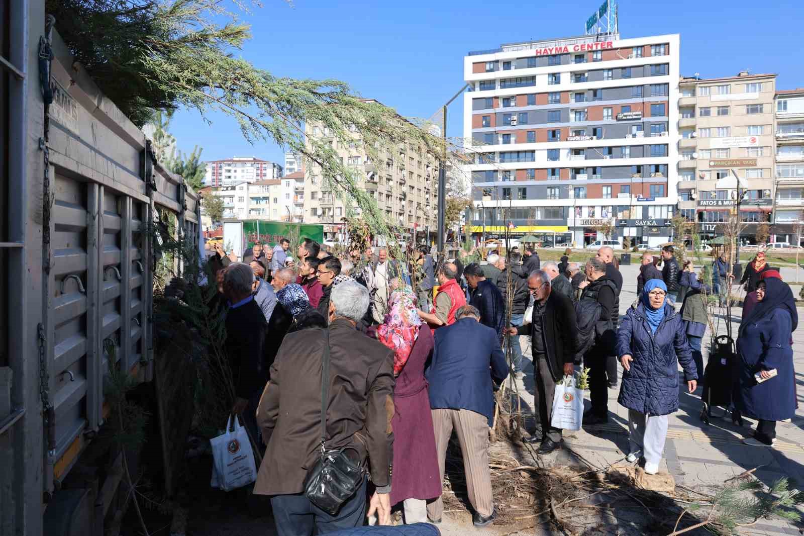 Elazığ’da vatandaşlara 23 bin adet ücretsiz fidan dağıtıldı