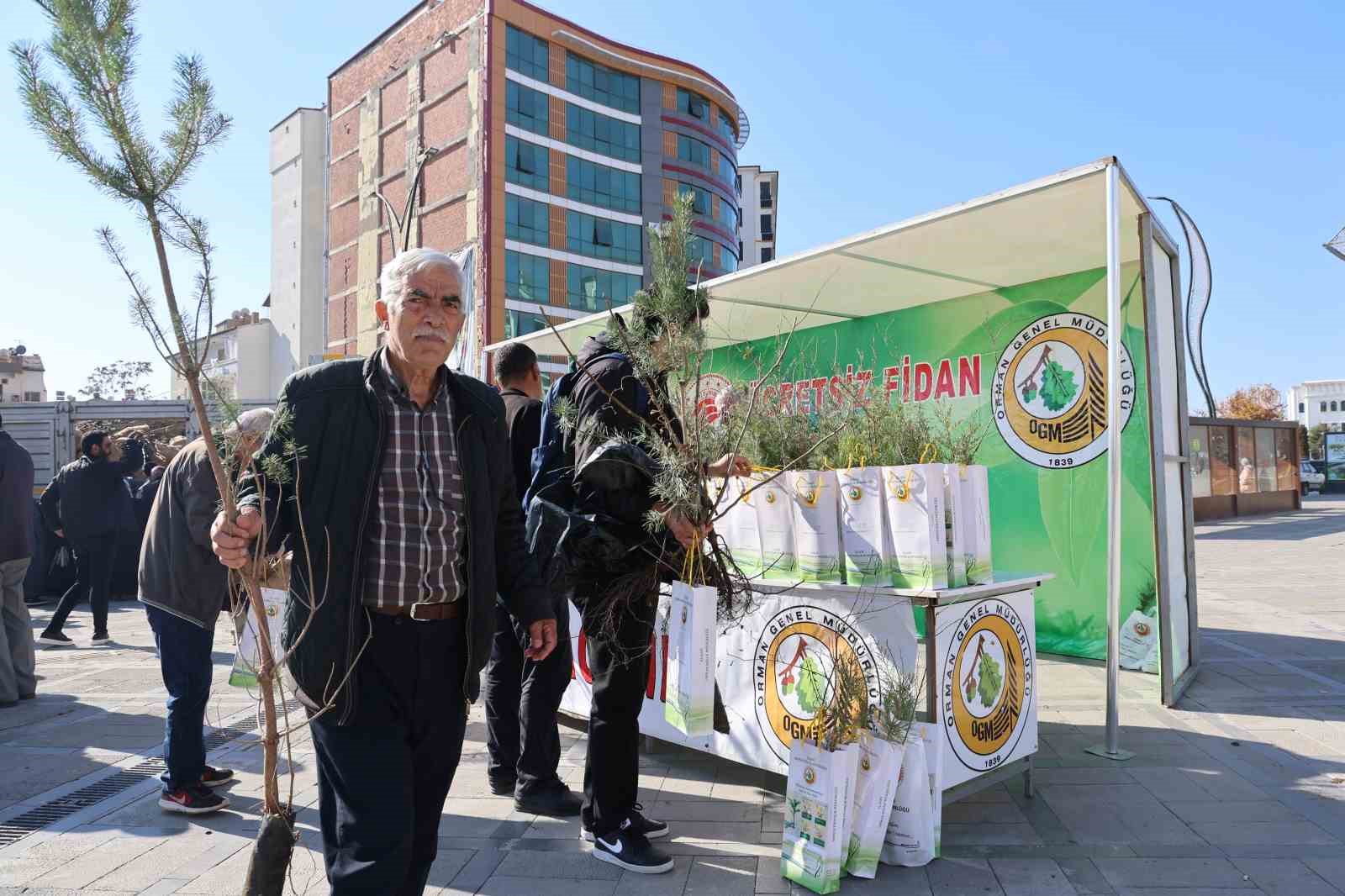 Elazığ’da vatandaşlara 23 bin adet ücretsiz fidan dağıtıldı